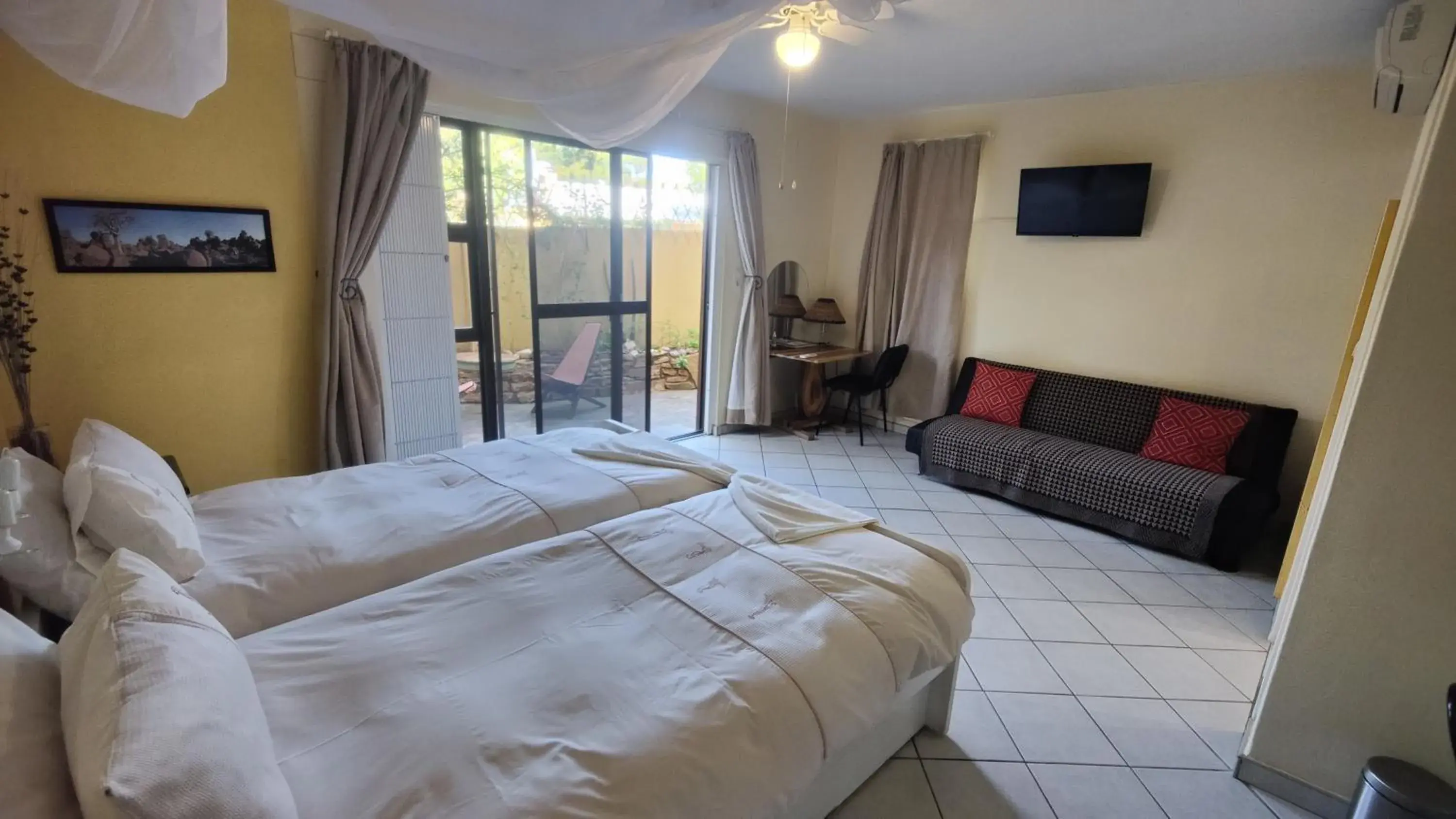 Twin Room - single occupancy in Maison Ambre Guesthouse Twin Room - single occupancy in Maison Ambre Guesthouse