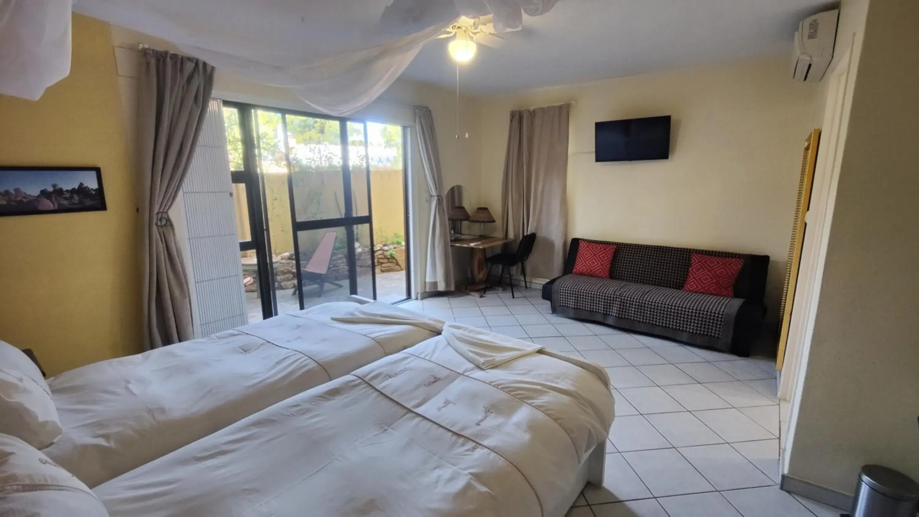 Twin Room - single occupancy in Maison Ambre Guesthouse Twin Room - single occupancy in Maison Ambre Guesthouse