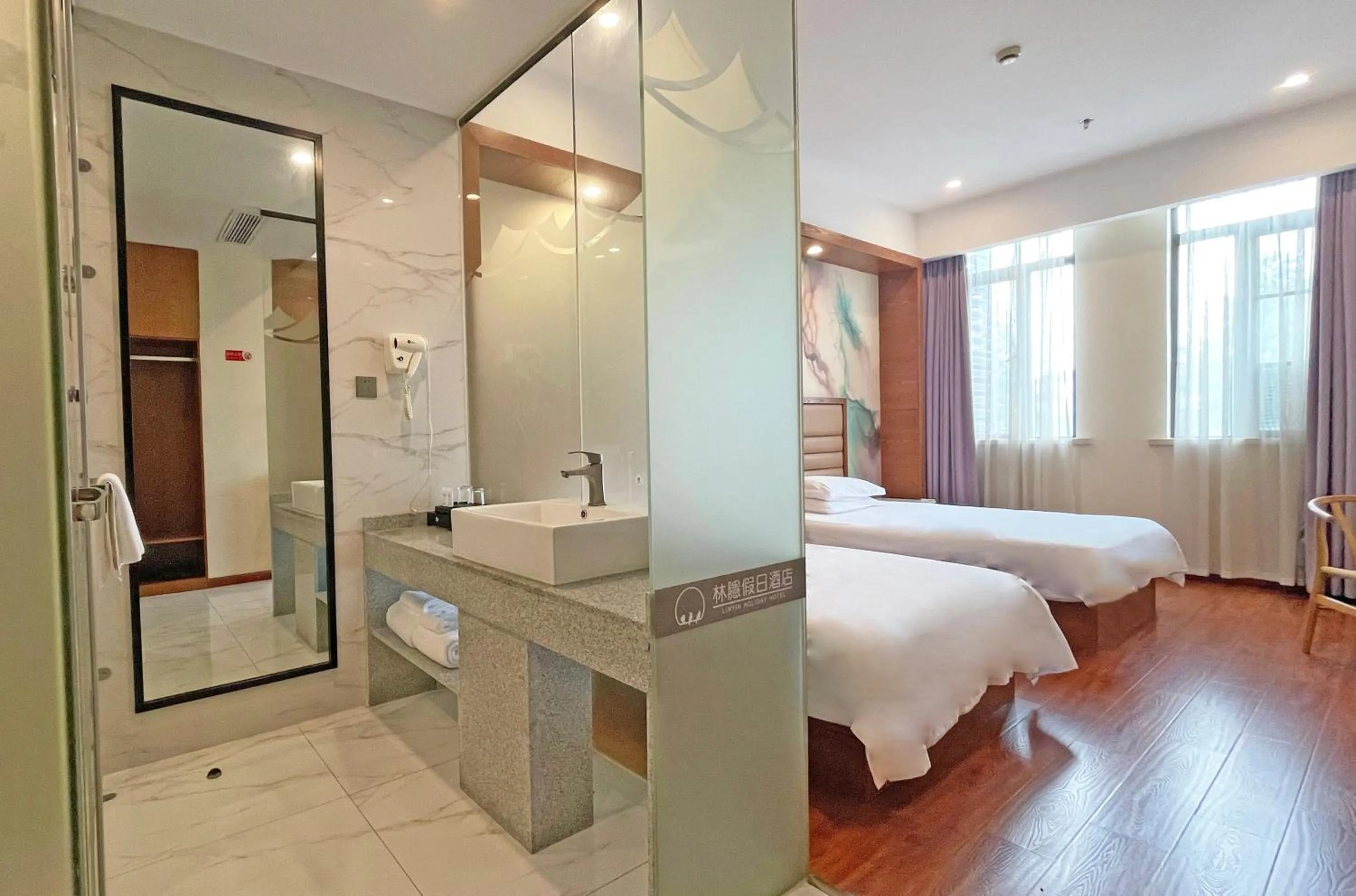 Bed in Lin Ting Holiday Hotel Pudong Airport