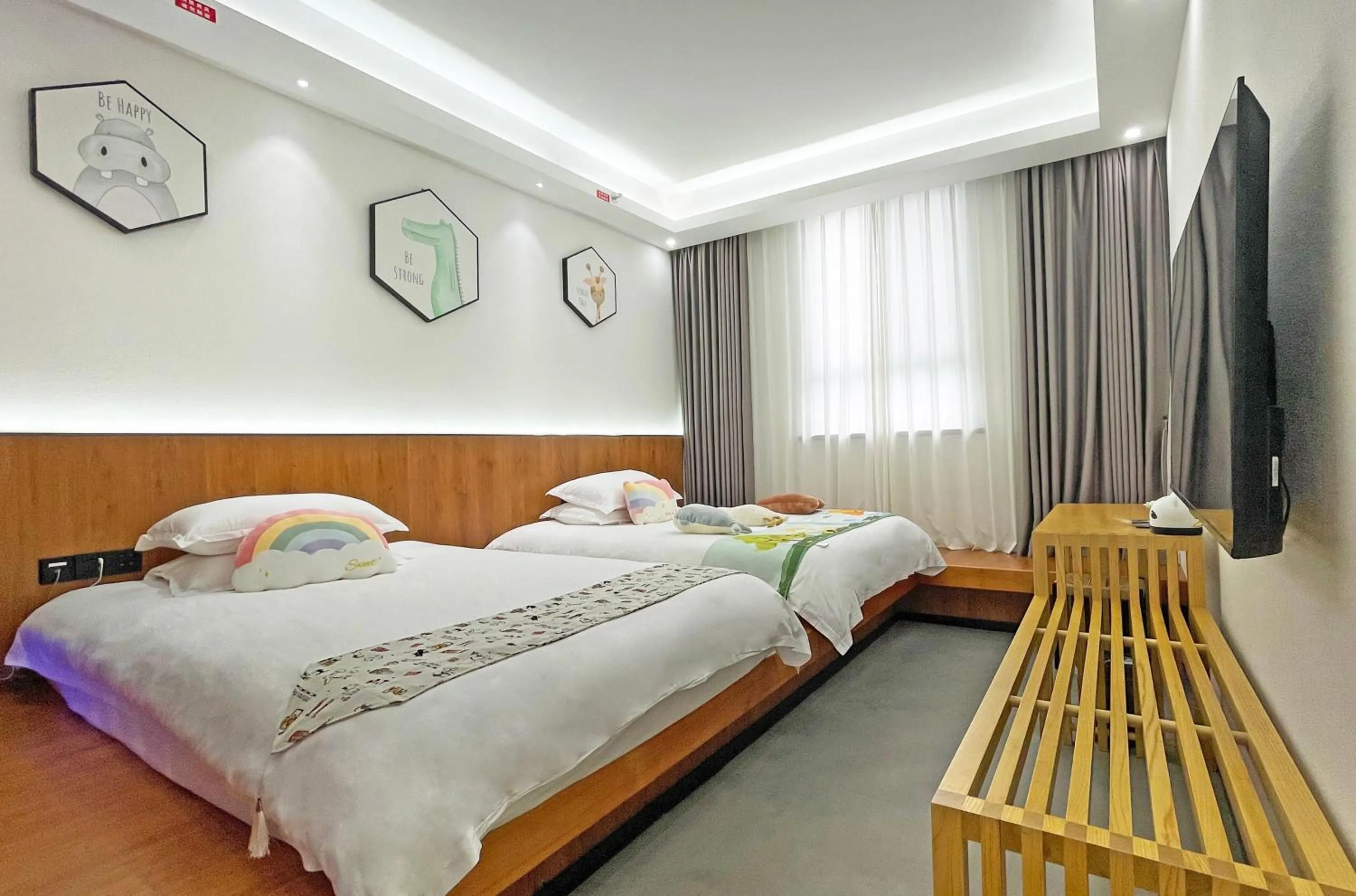 Bed in Lin Ting Holiday Hotel Pudong Airport