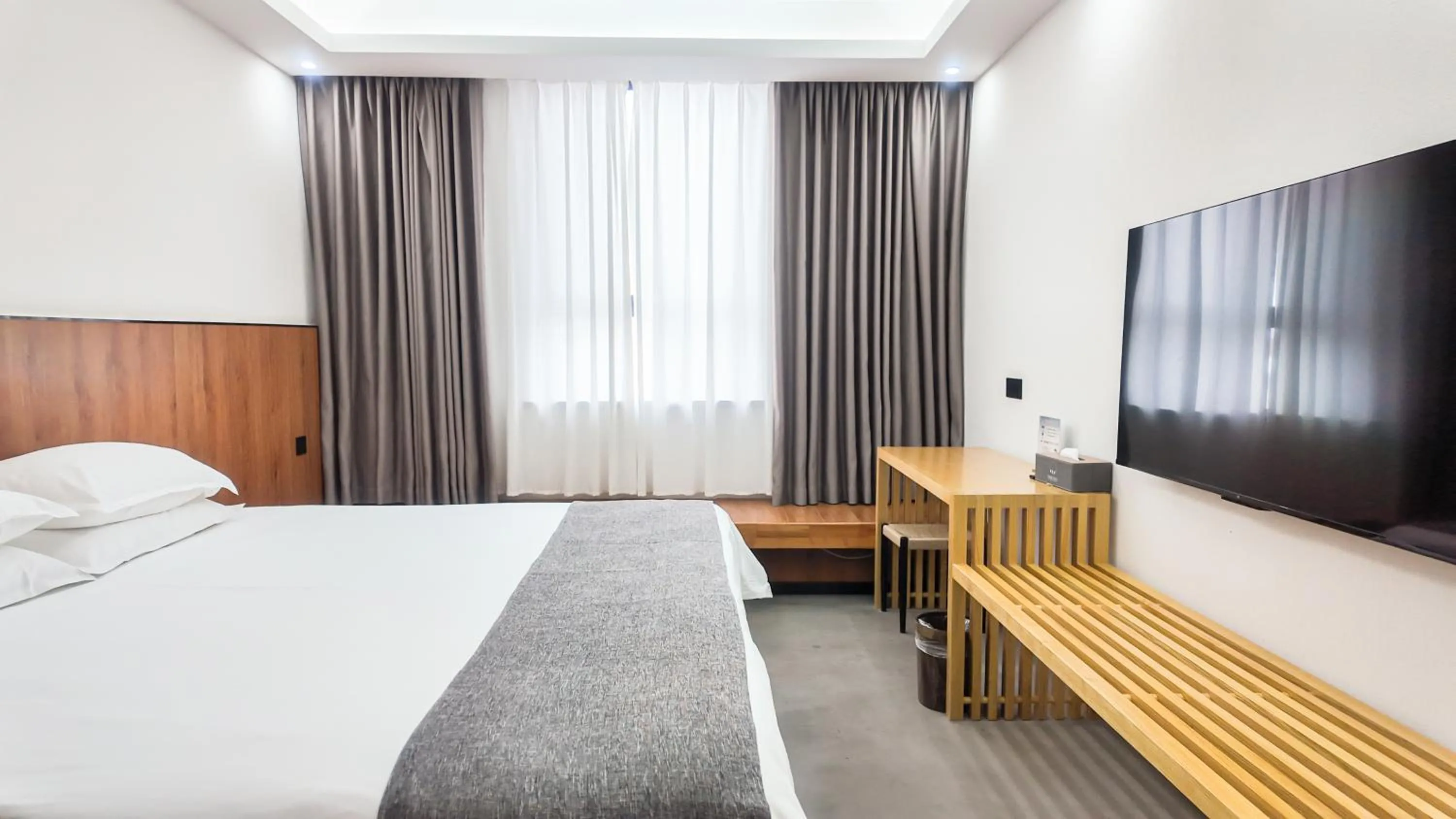 Bed in Lin Xi Hotel Pudong PVG Airport Disneyland Free Shuttle