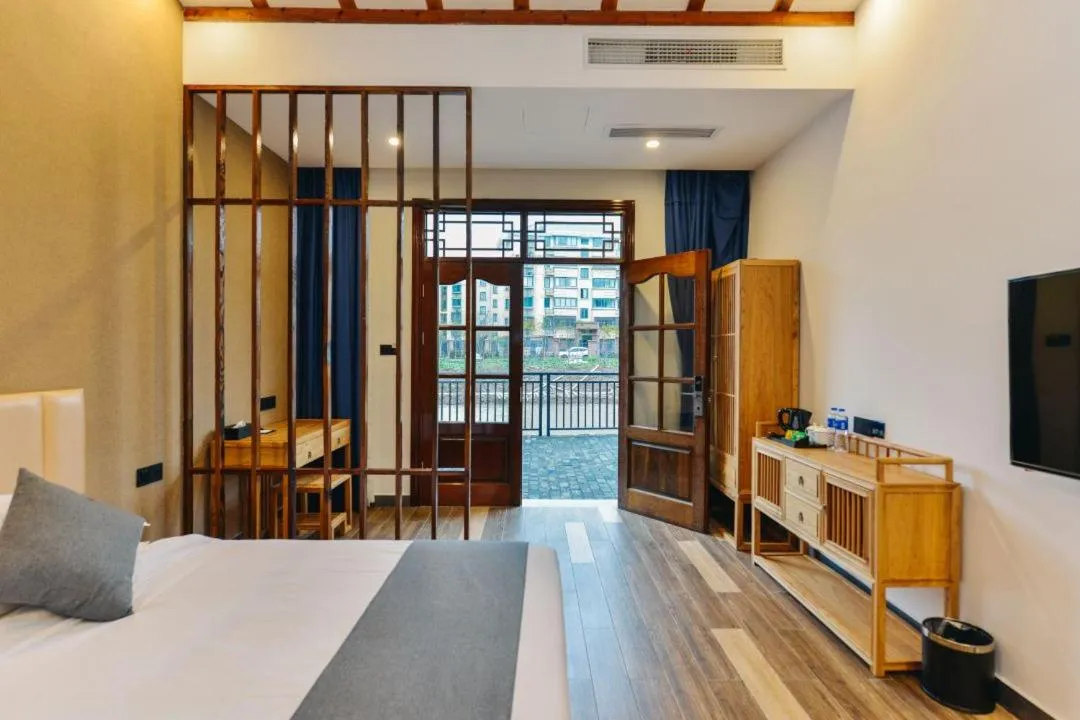 Bed in Lin Ting Holiday Hotel Pudong Airport