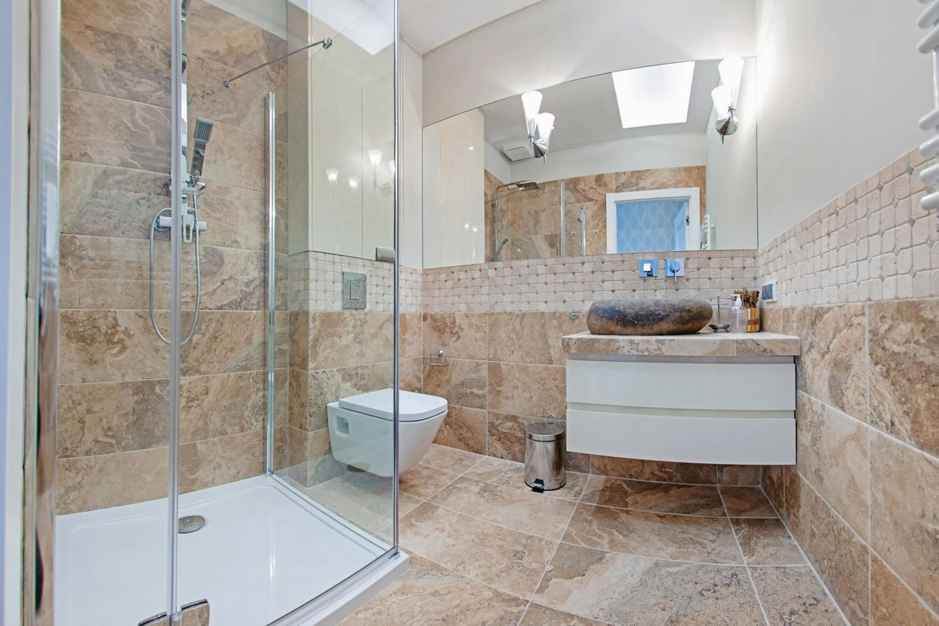 Shower in Neptun Park, Sun & Snow