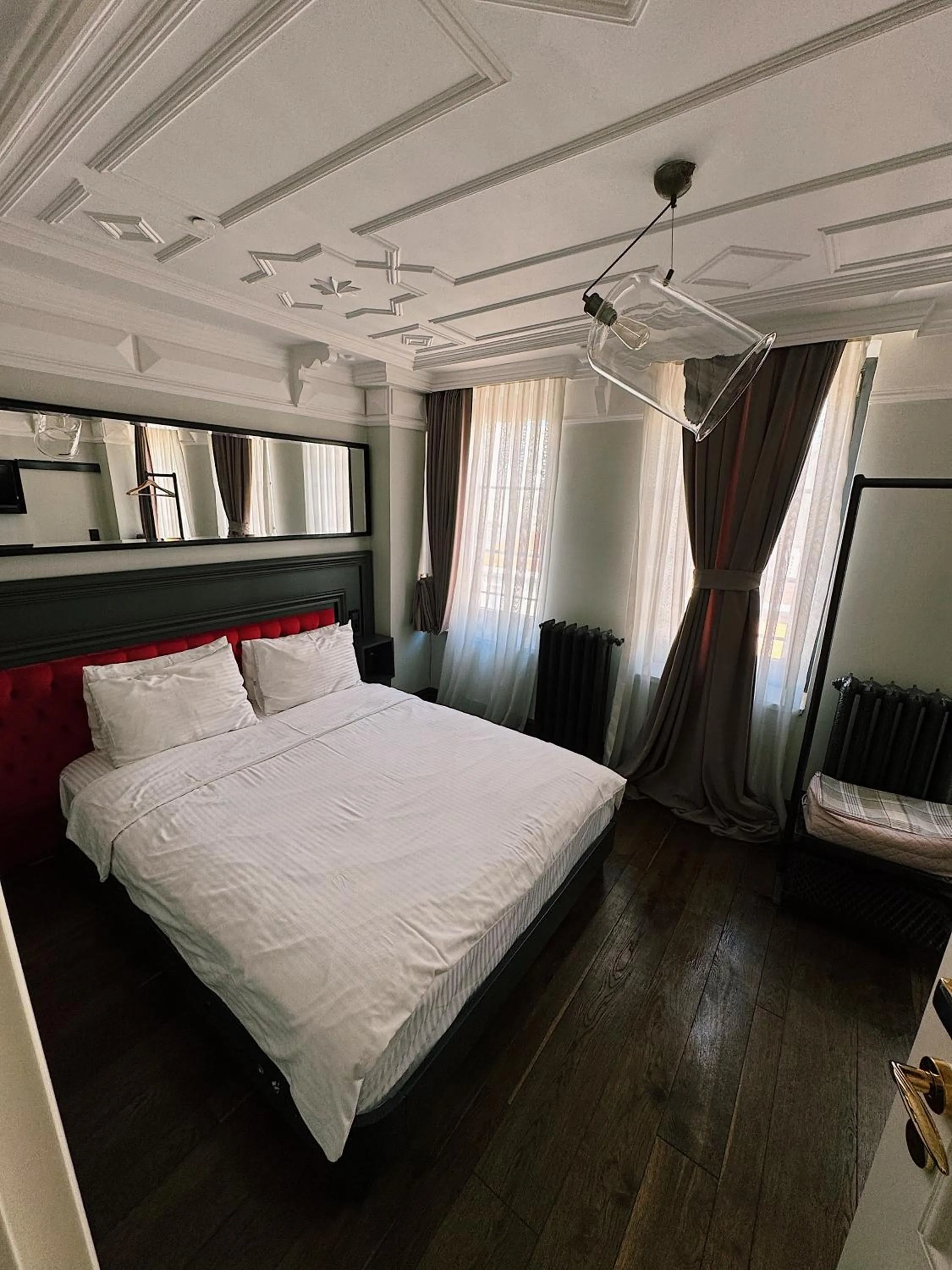 Photo of the whole room, Bed in Taksim Avenue