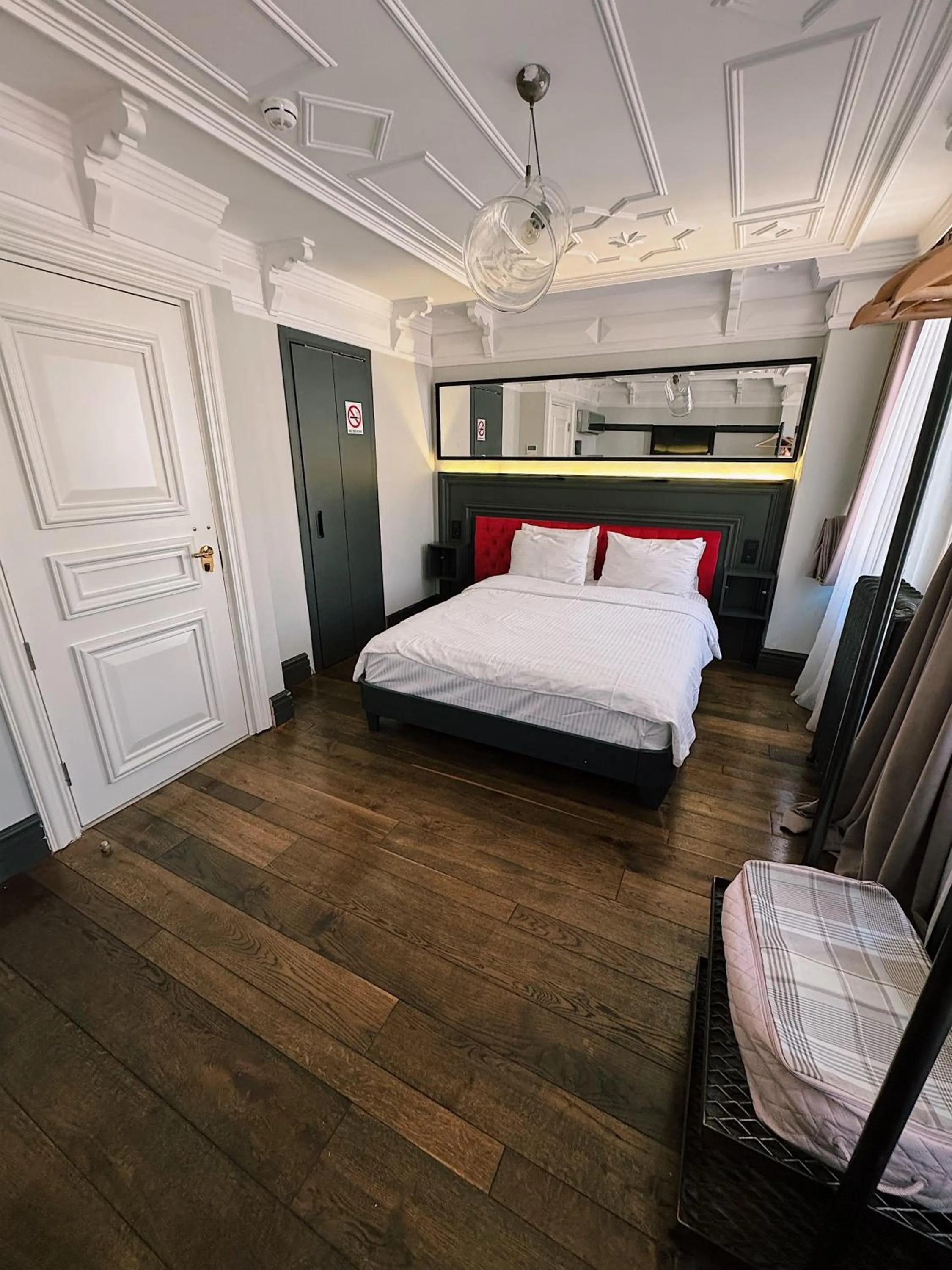 Photo of the whole room, Bed in Taksim Avenue