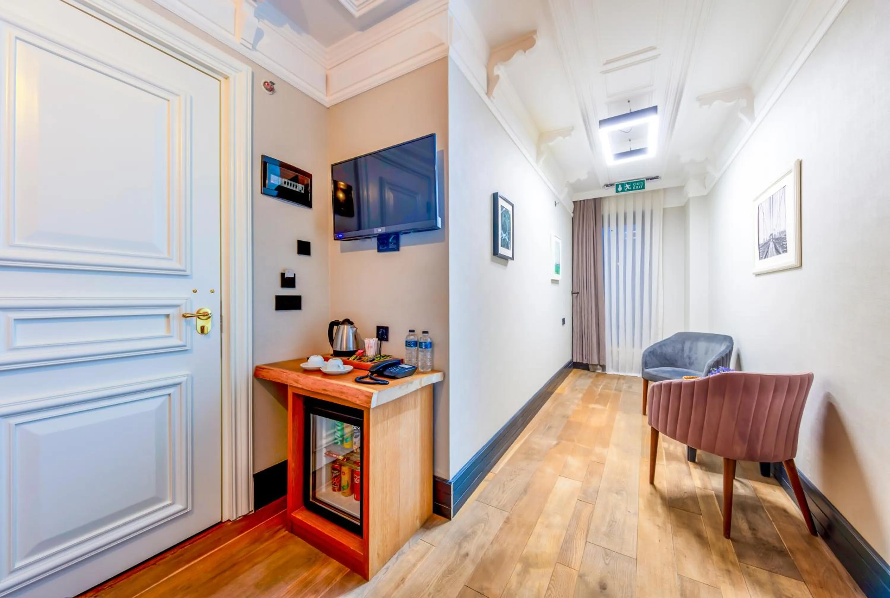 Photo of the whole room in Taksim Avenue