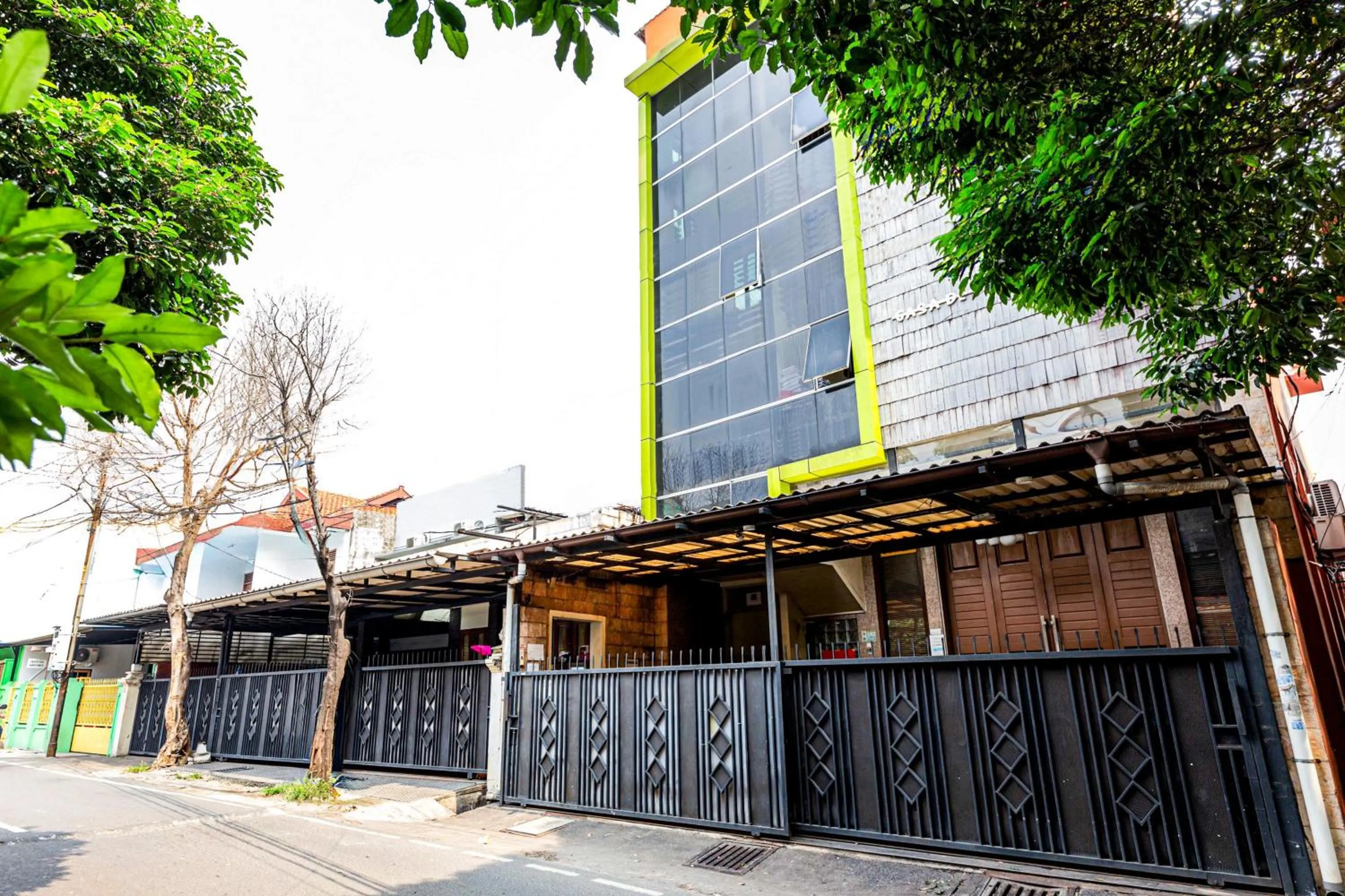 Facade/entrance in RedDoorz near Halim Perdanakusuma 3