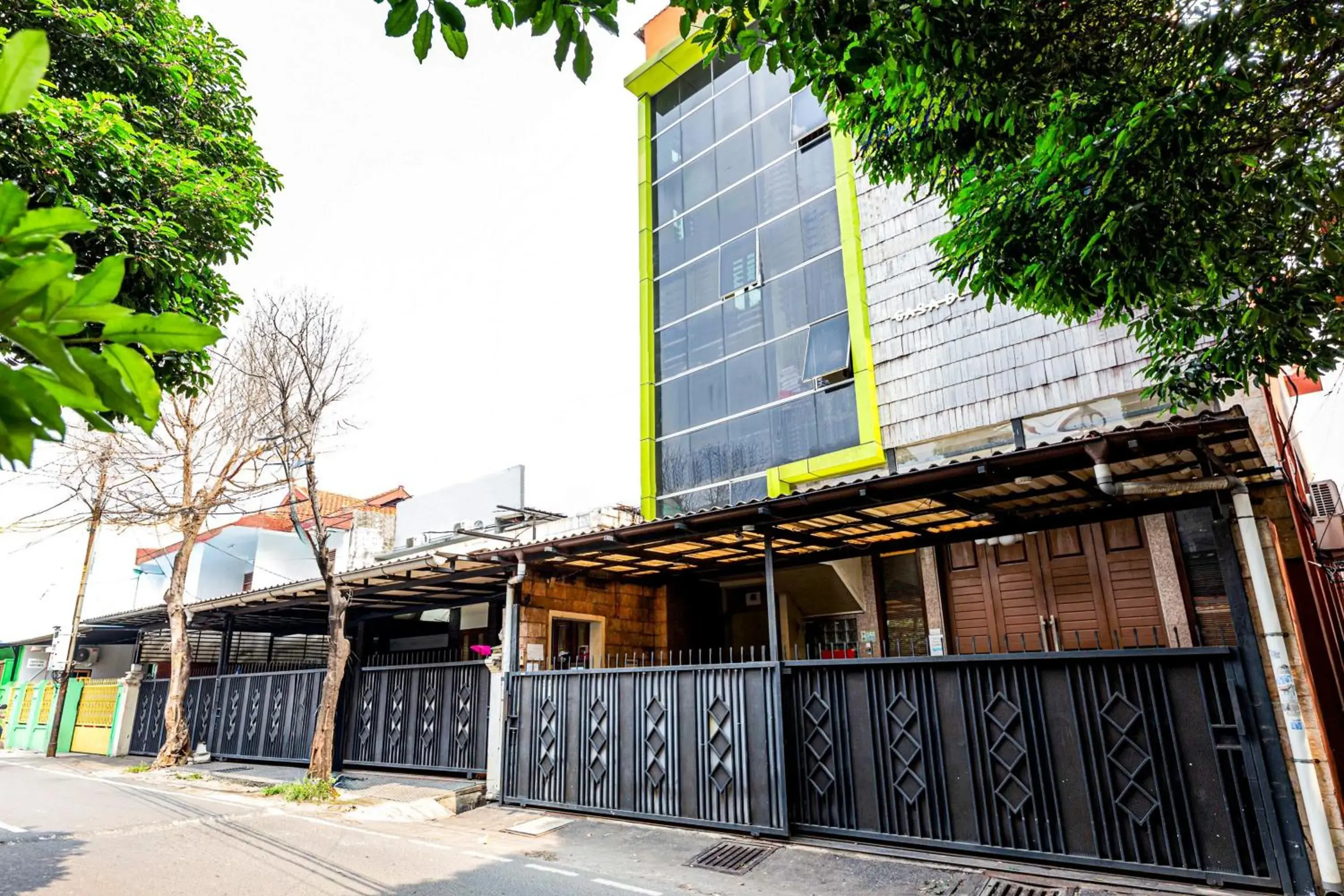 Facade/entrance in RedDoorz near Halim Perdanakusuma 3 Facade/entrance in RedDoorz near Halim Perdanakusuma 3