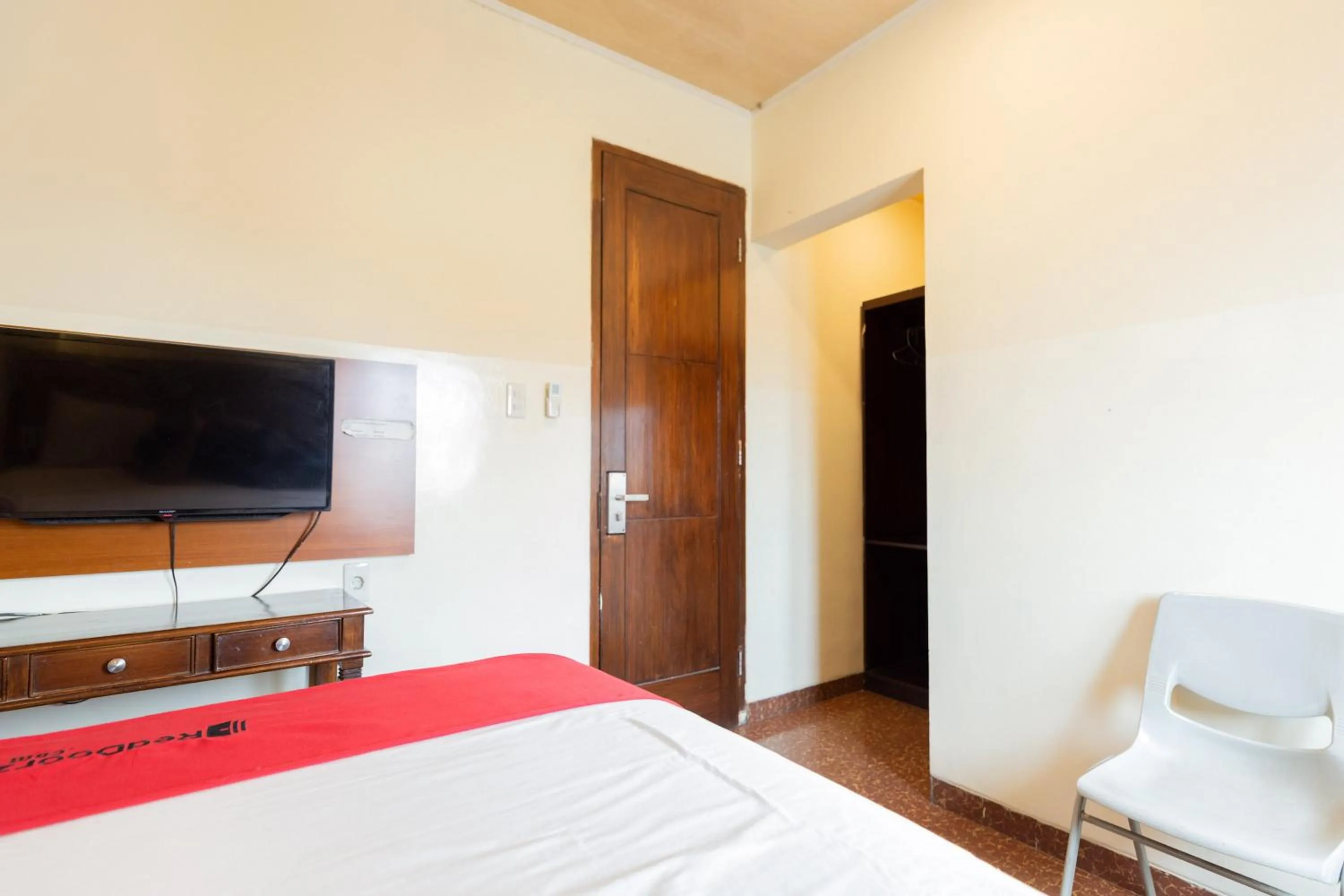 Bed in RedDoorz near Halim Perdanakusuma 3