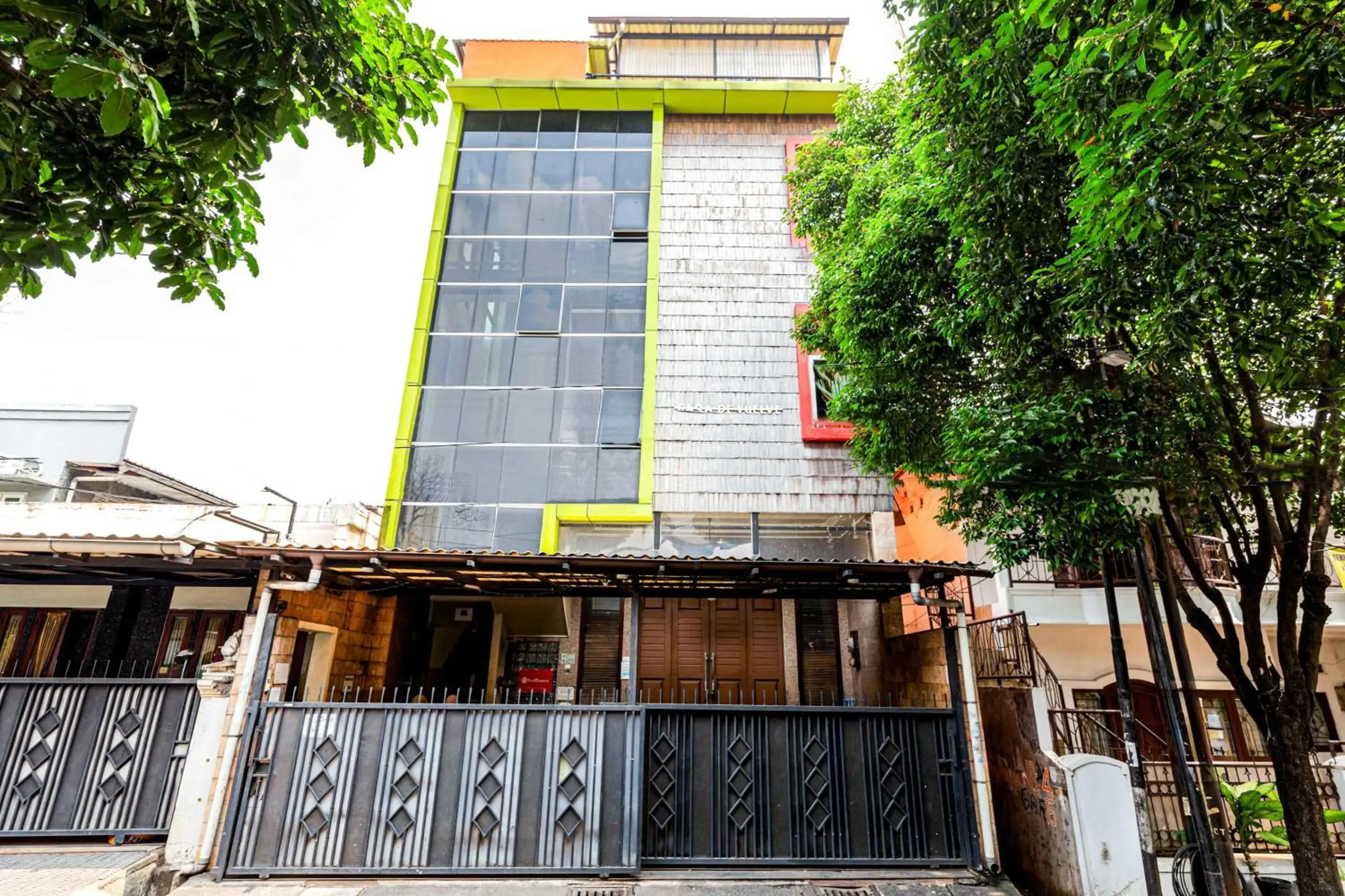 Facade/entrance in RedDoorz near Halim Perdanakusuma 3 Facade/entrance in RedDoorz near Halim Perdanakusuma 3