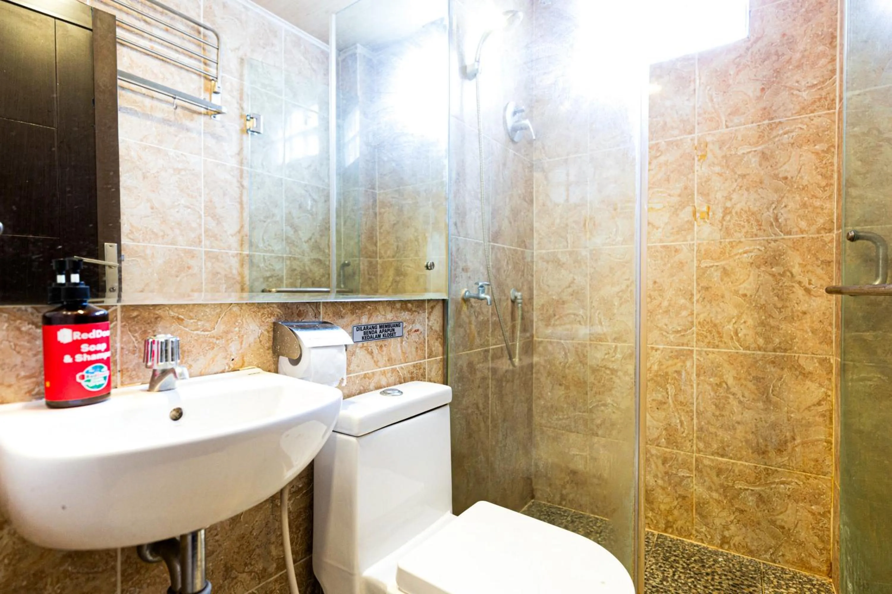 Bathroom in RedDoorz near Halim Perdanakusuma 3