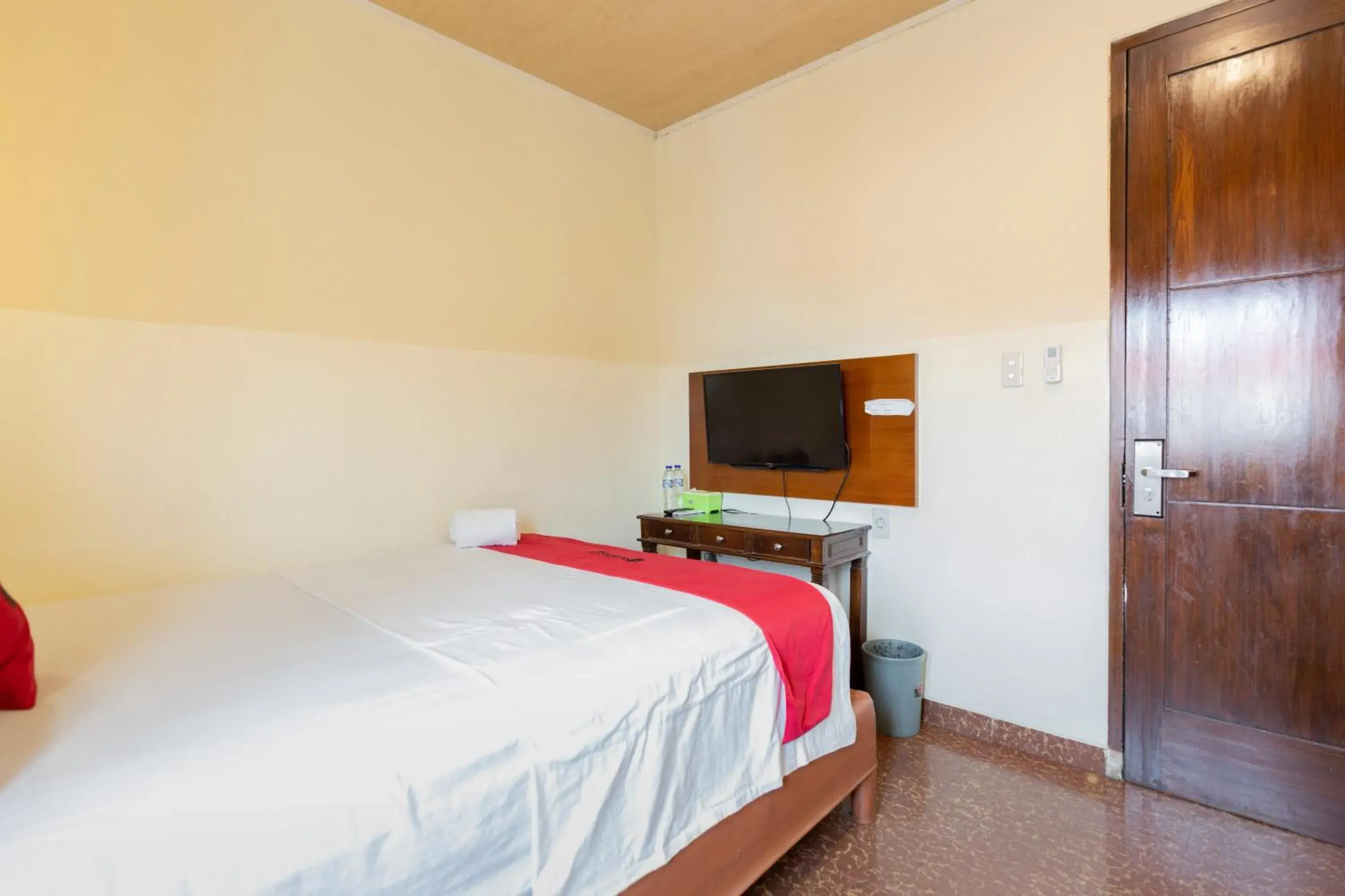 Bed in RedDoorz near Halim Perdanakusuma 3 Bed in RedDoorz near Halim Perdanakusuma 3