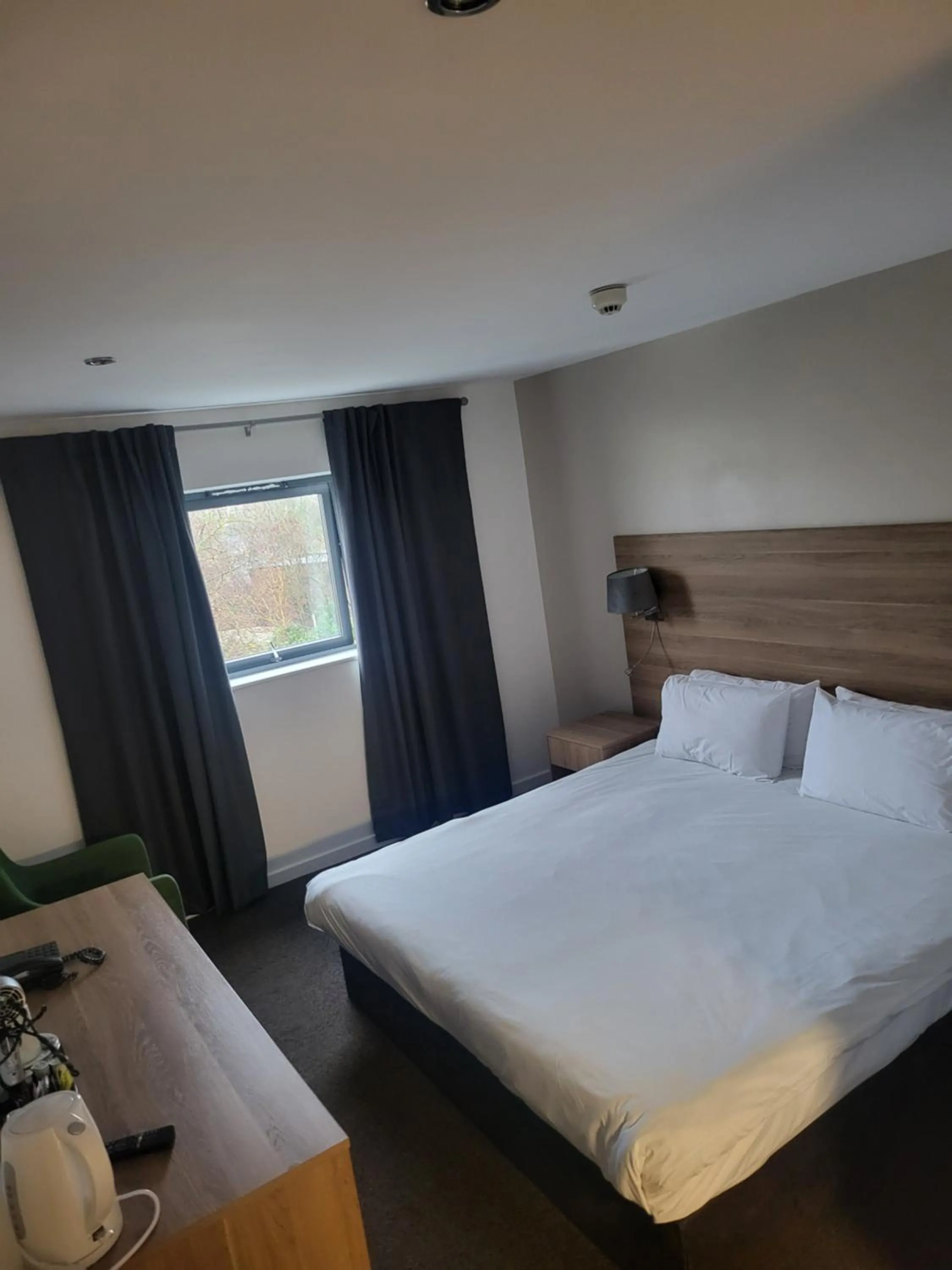 Bedroom, Bed in Redwings Lodge Birmingham