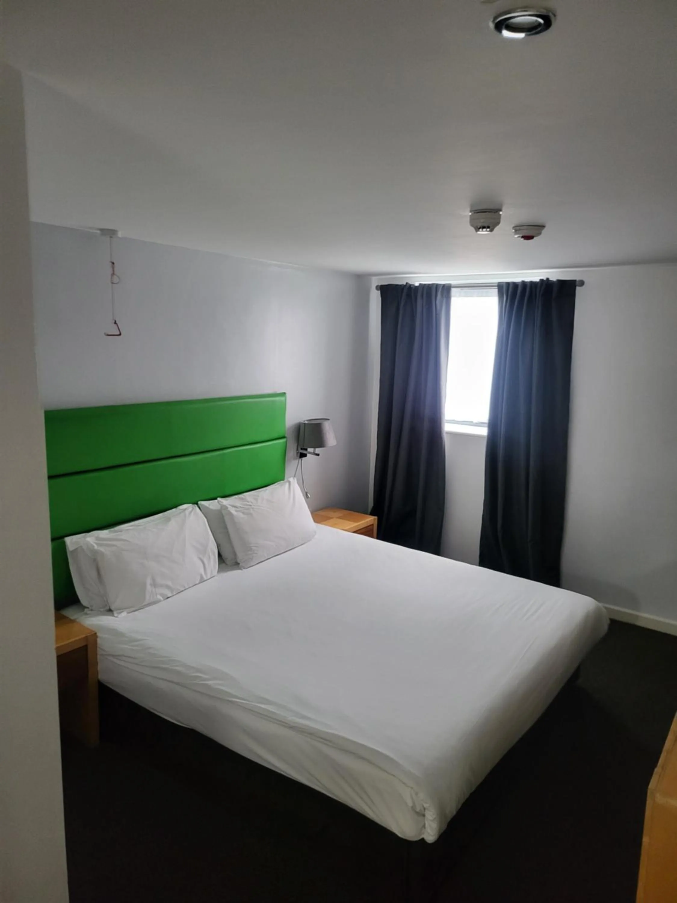 Bed in Redwings Lodge Birmingham