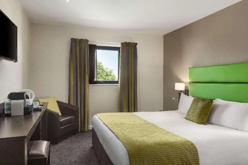 Bedroom, Bed in Redwings Lodge Birmingham