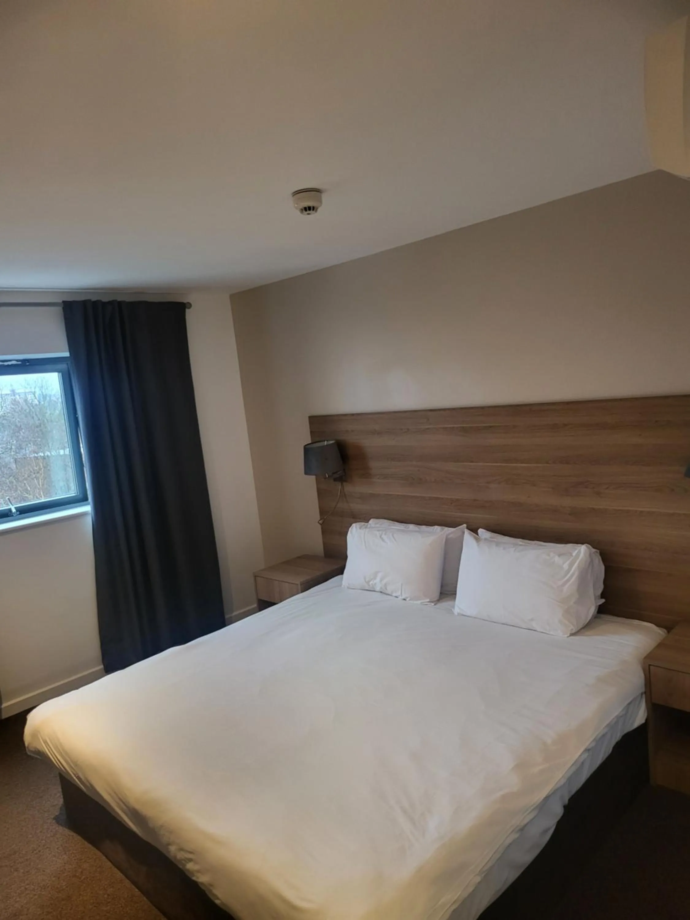 Bed in Redwings Lodge Birmingham