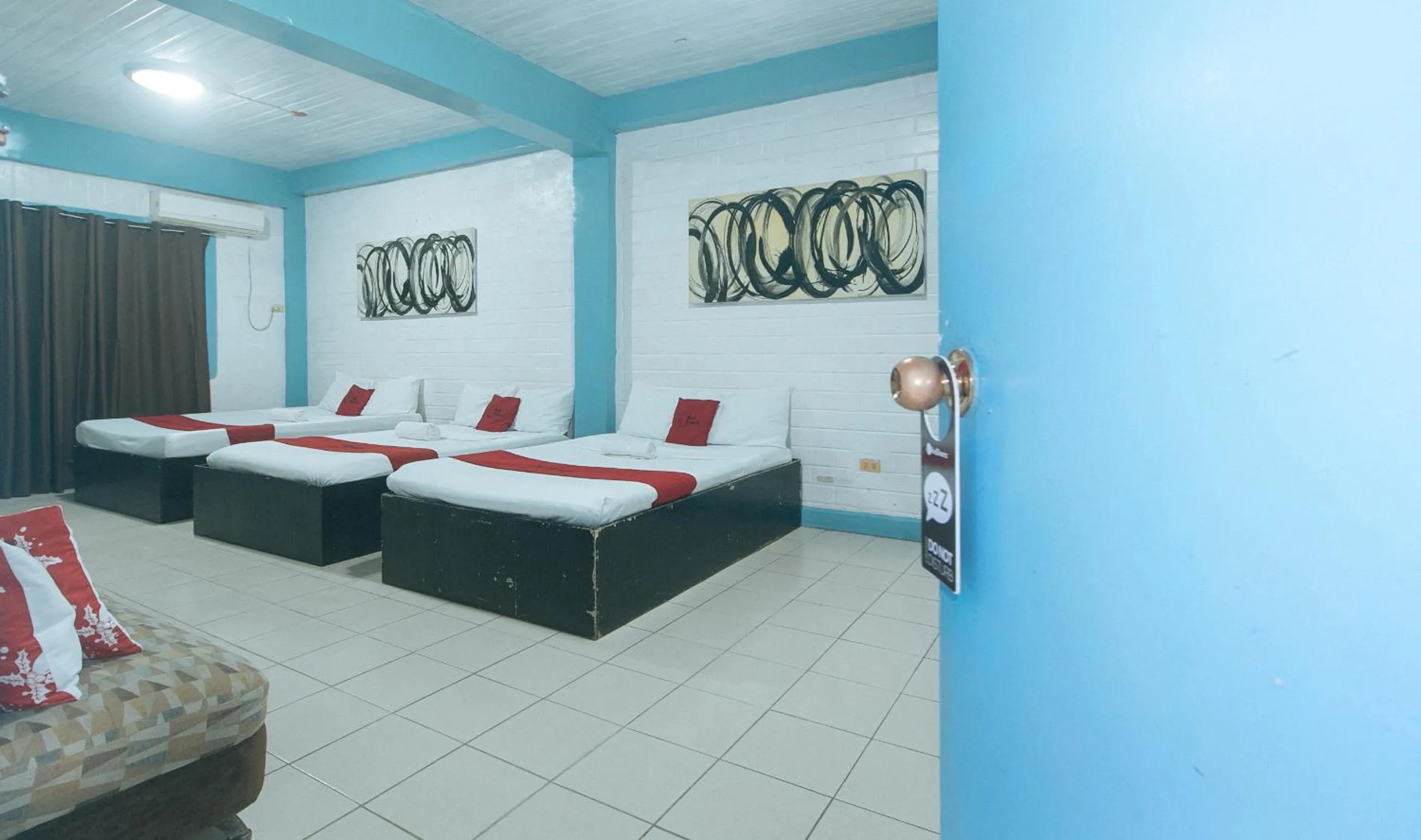 Living room in RedDoorz at La Maria Pension And Tourist Inn