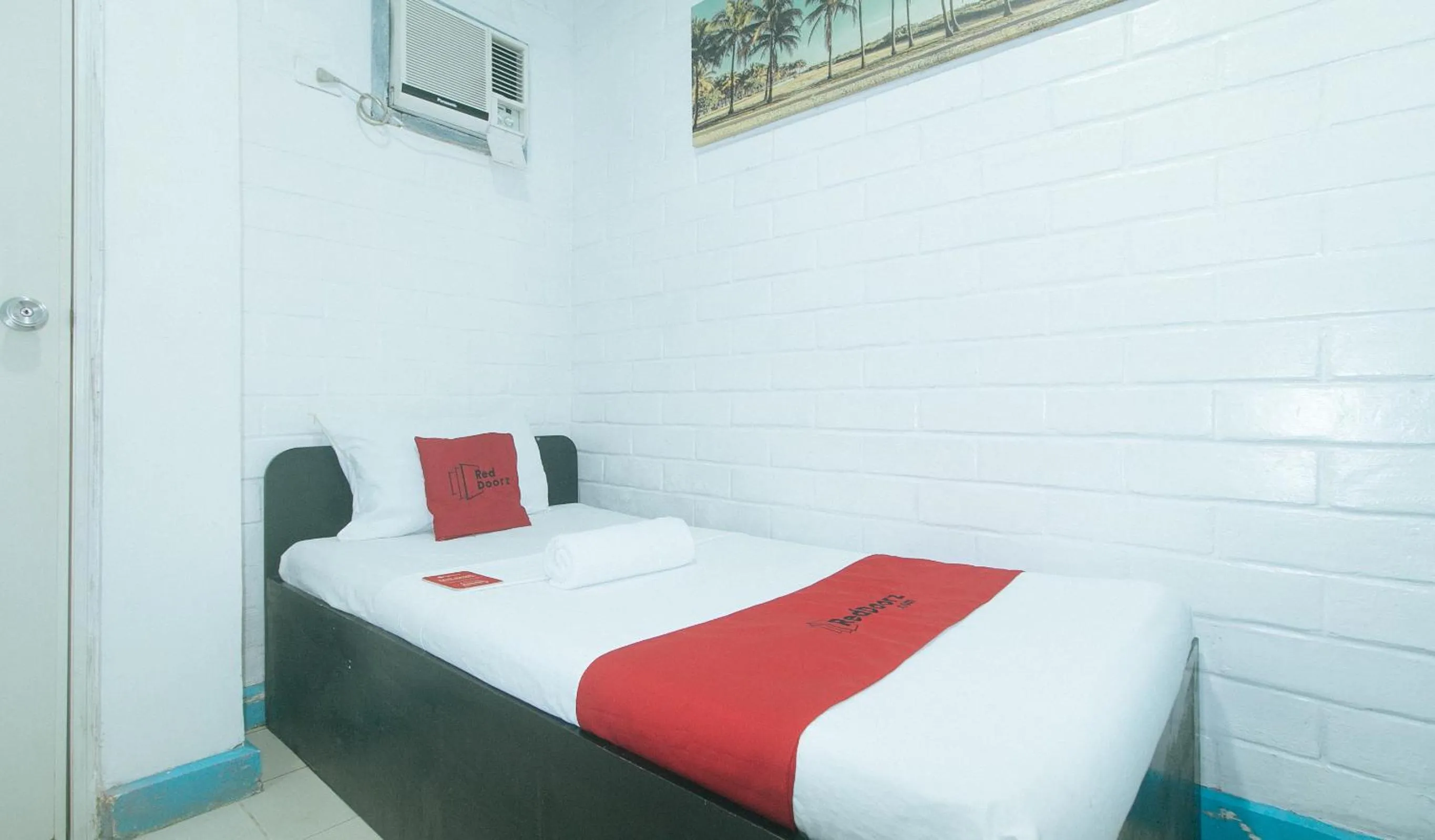 Bed in RedDoorz at La Maria Pension And Tourist Inn