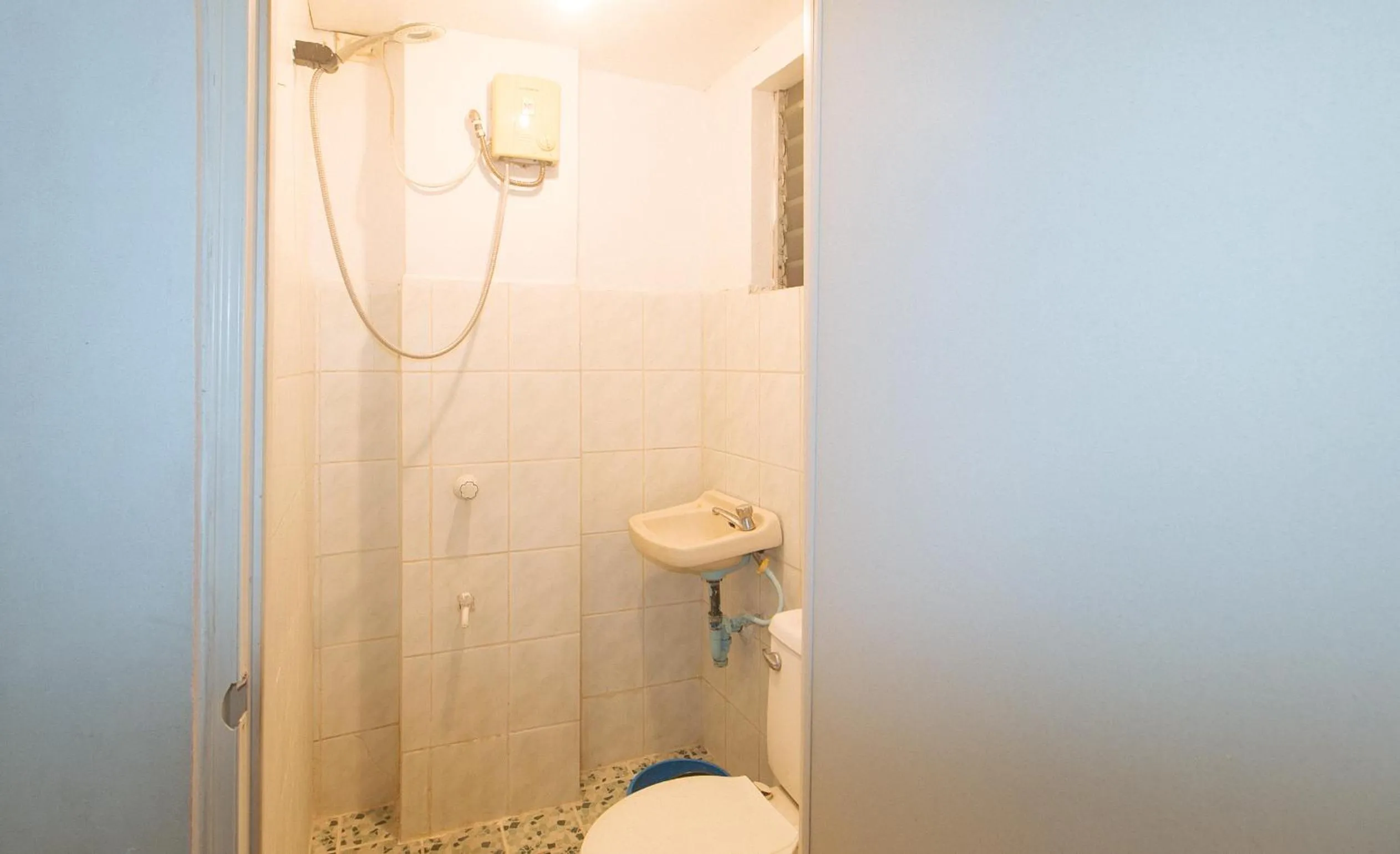 Shower in RedDoorz at La Maria Pension And Tourist Inn