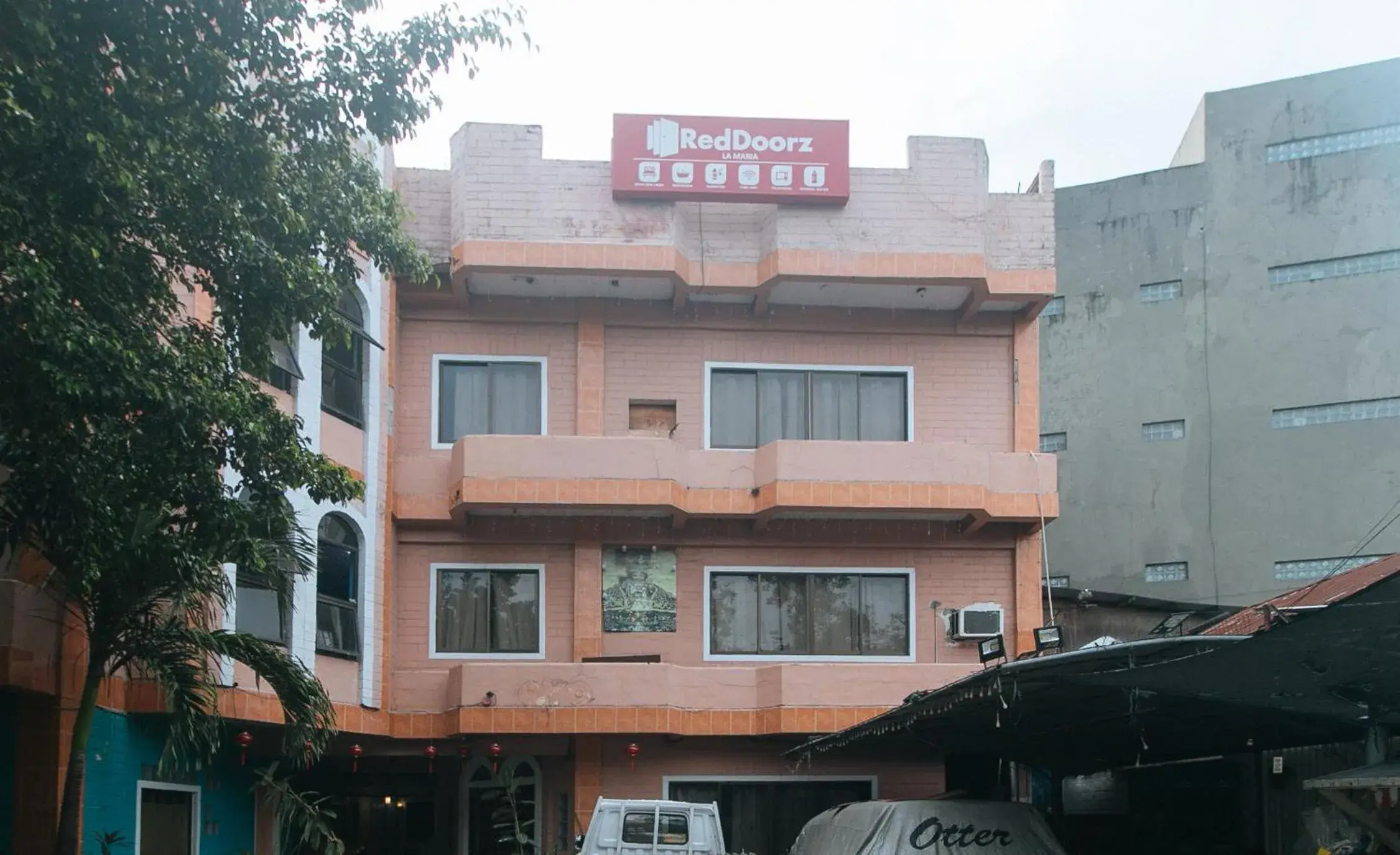 Property building in RedDoorz at La Maria Pension And Tourist Inn Property building in RedDoorz at La Maria Pension And Tourist Inn