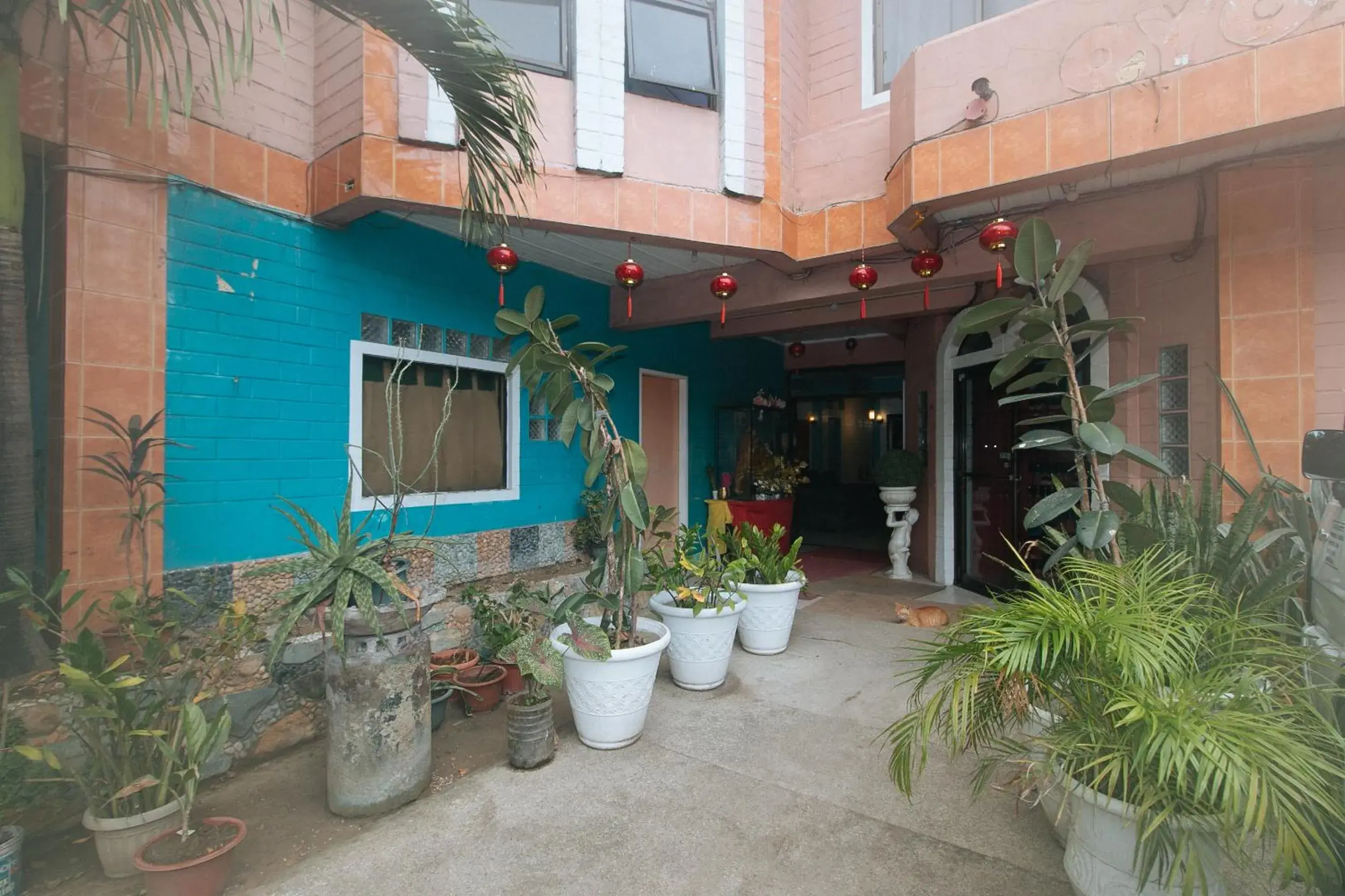 Facade/entrance in RedDoorz at La Maria Pension And Tourist Inn Facade/entrance in RedDoorz at La Maria Pension And Tourist Inn