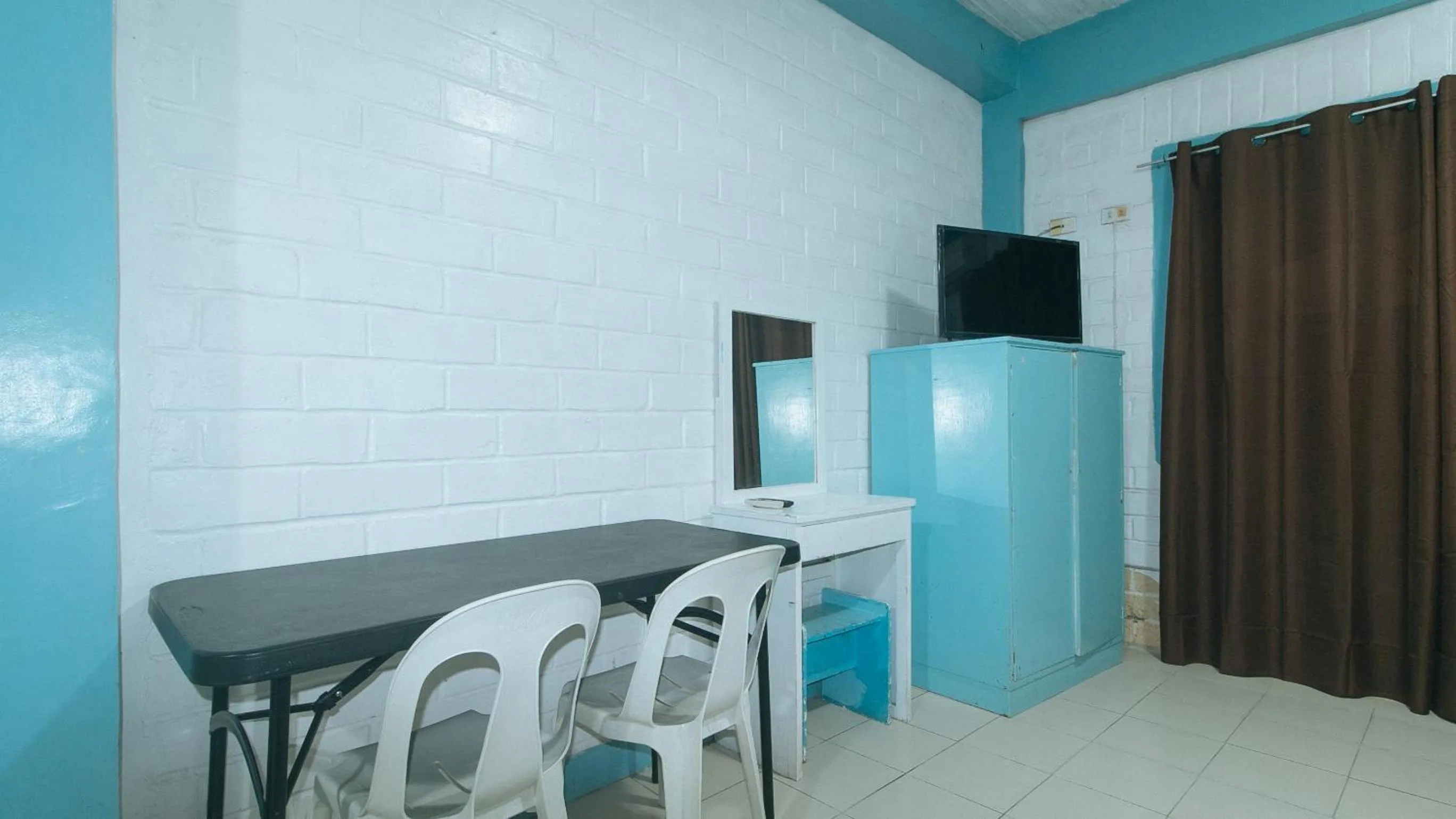 Communal lounge/ TV room in RedDoorz at La Maria Pension And Tourist Inn