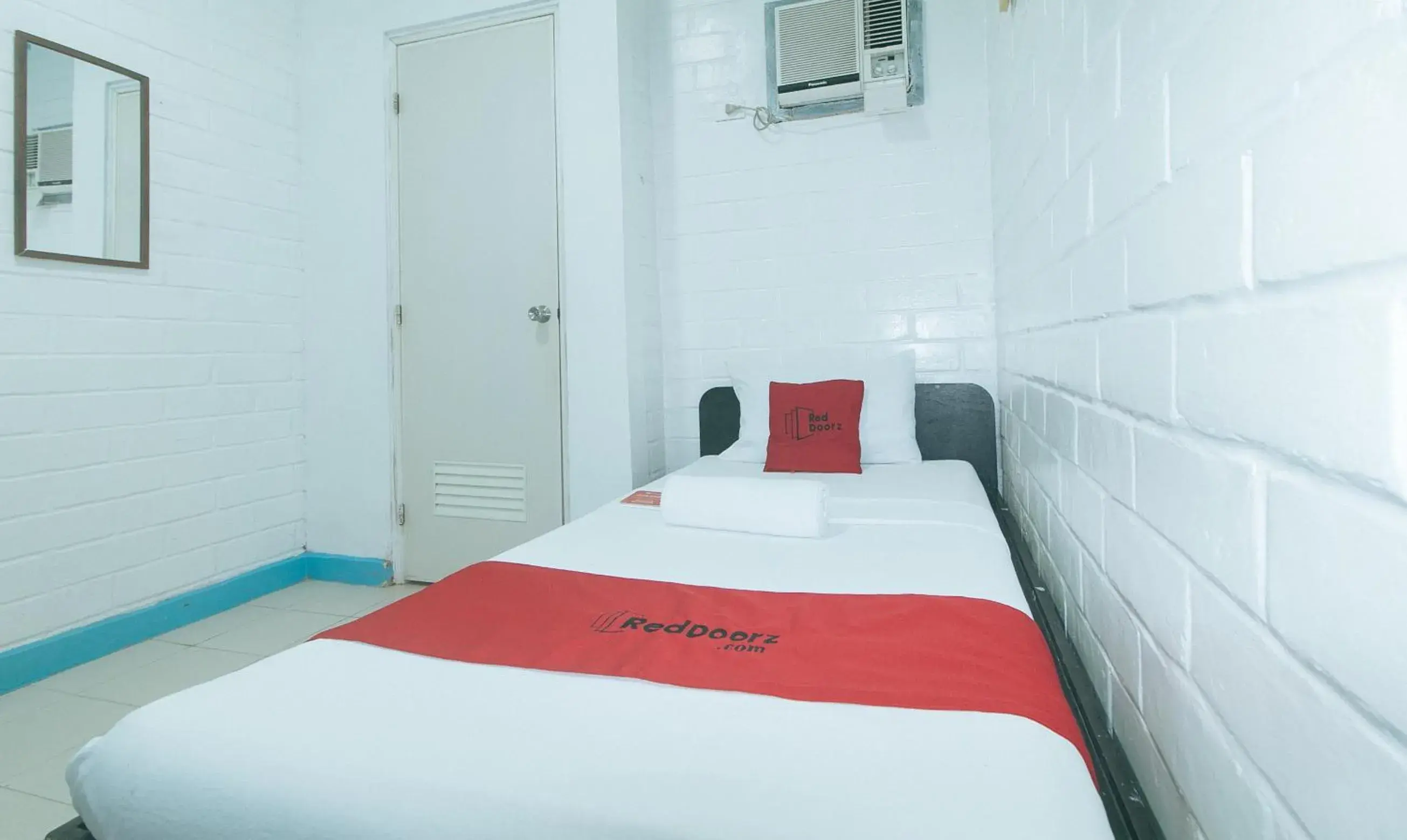 Bed in RedDoorz at La Maria Pension And Tourist Inn Bed in RedDoorz at La Maria Pension And Tourist Inn