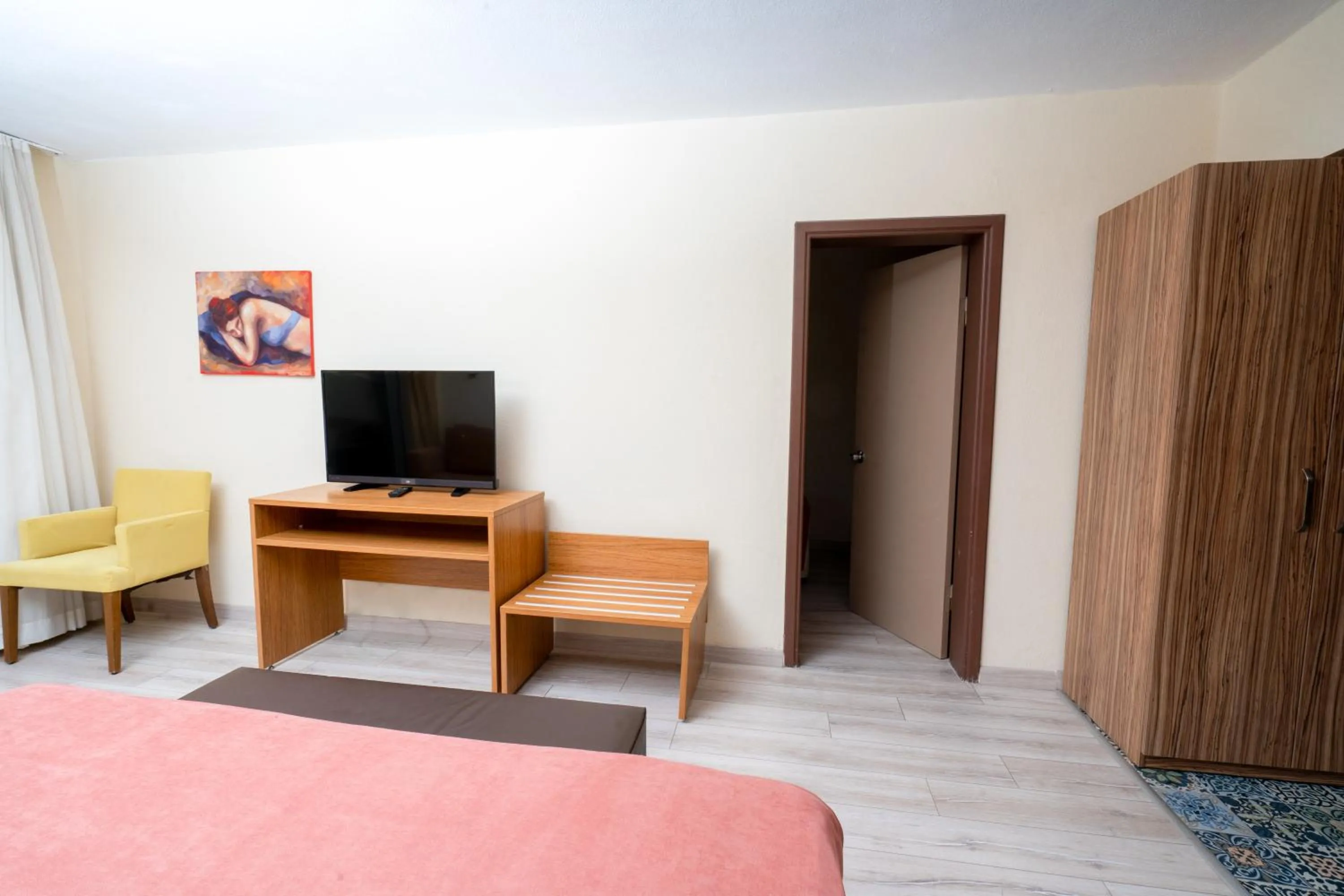 TV and multimedia, Bed in Begonville Hotel