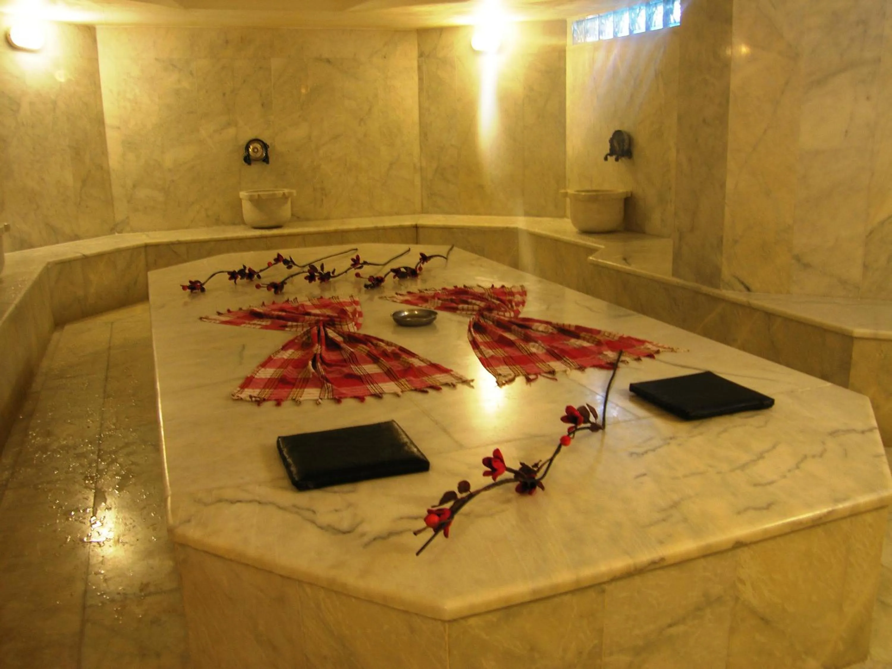 Public Bath in Begonville Hotel