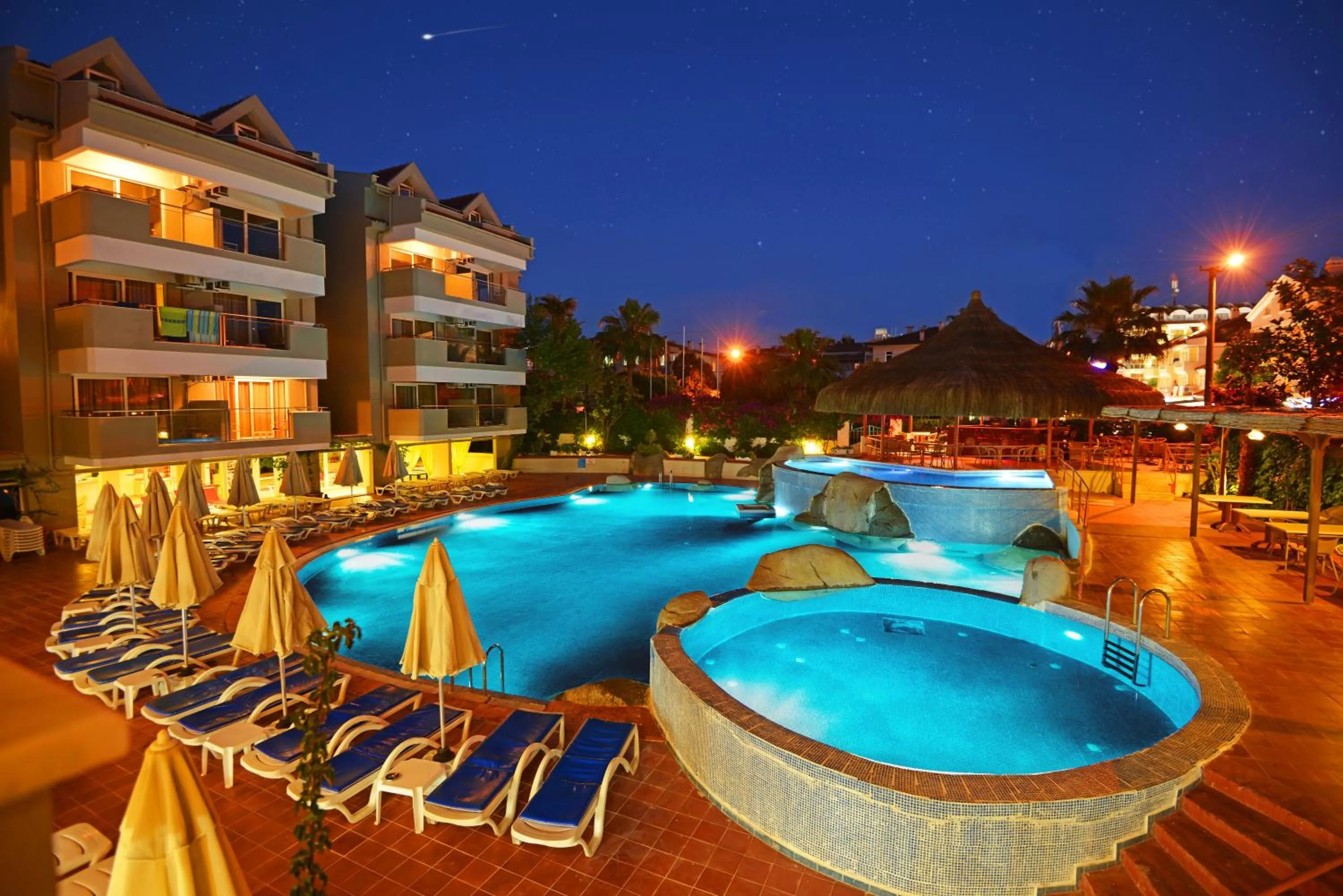 Swimming pool in Begonville Hotel