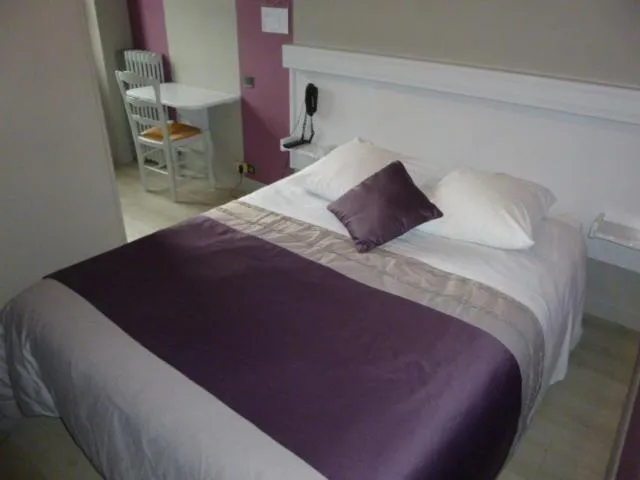 Bedroom, Bed in A La Porte Saint Jean