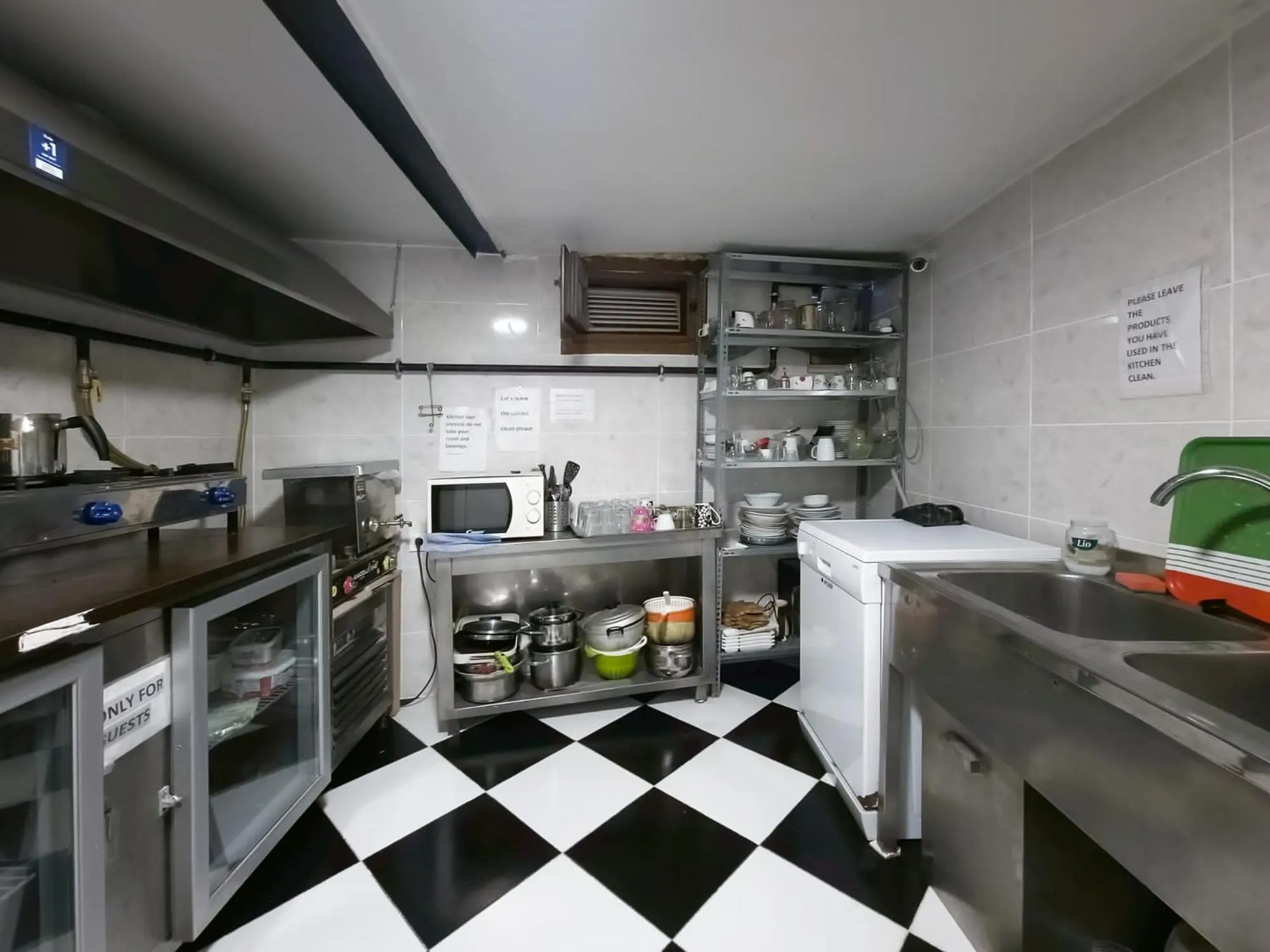 dishwasher in Taksim Hostel Green House Istanbul