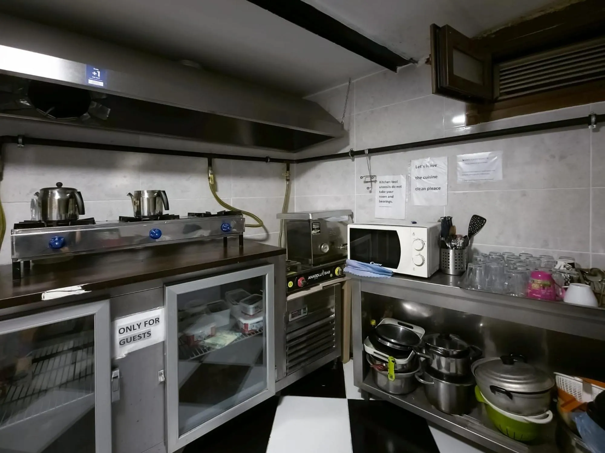 Kitchen or kitchenette in Taksim Hostel Green House Istanbul