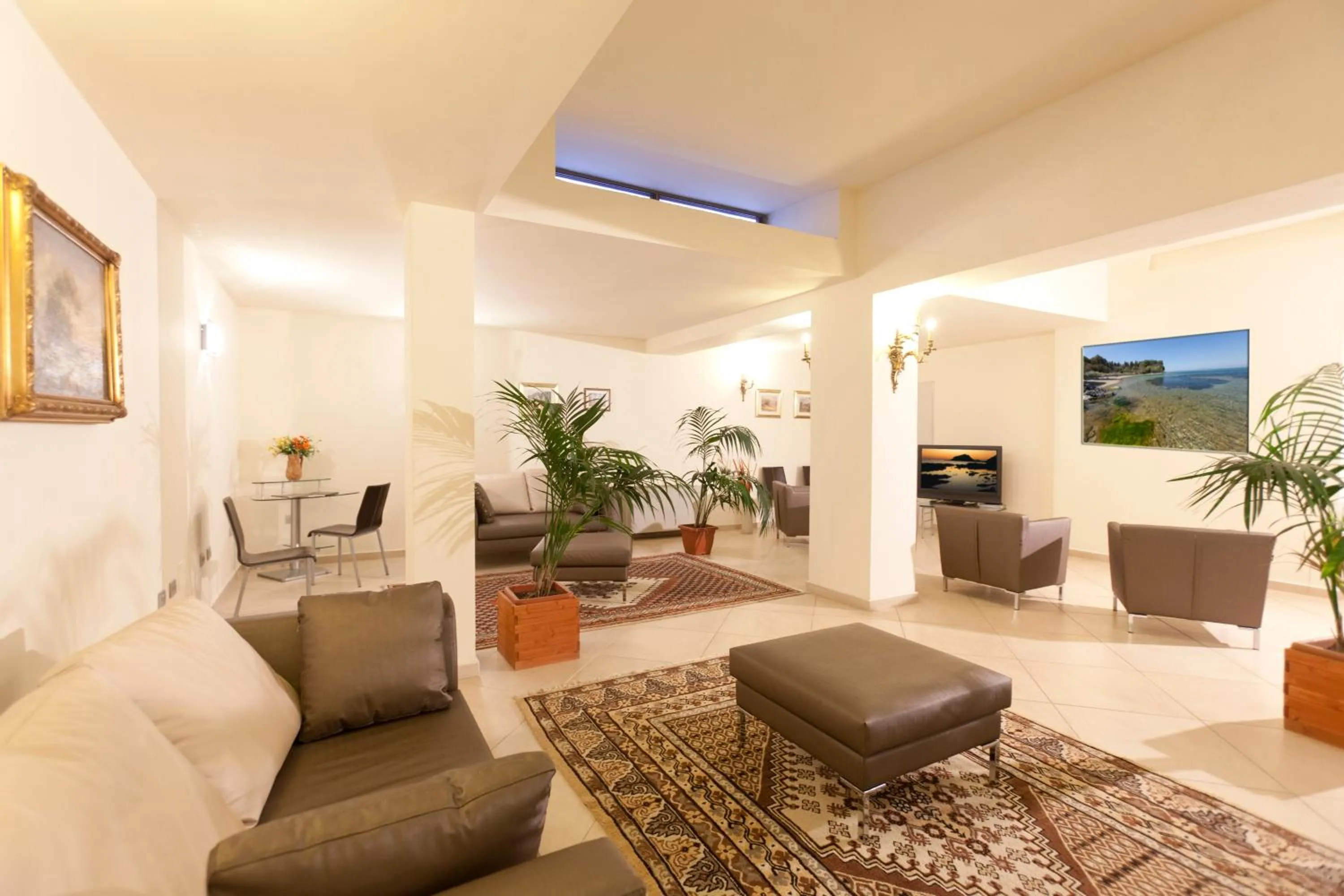 Communal lounge/ TV room in Hotel Corallo