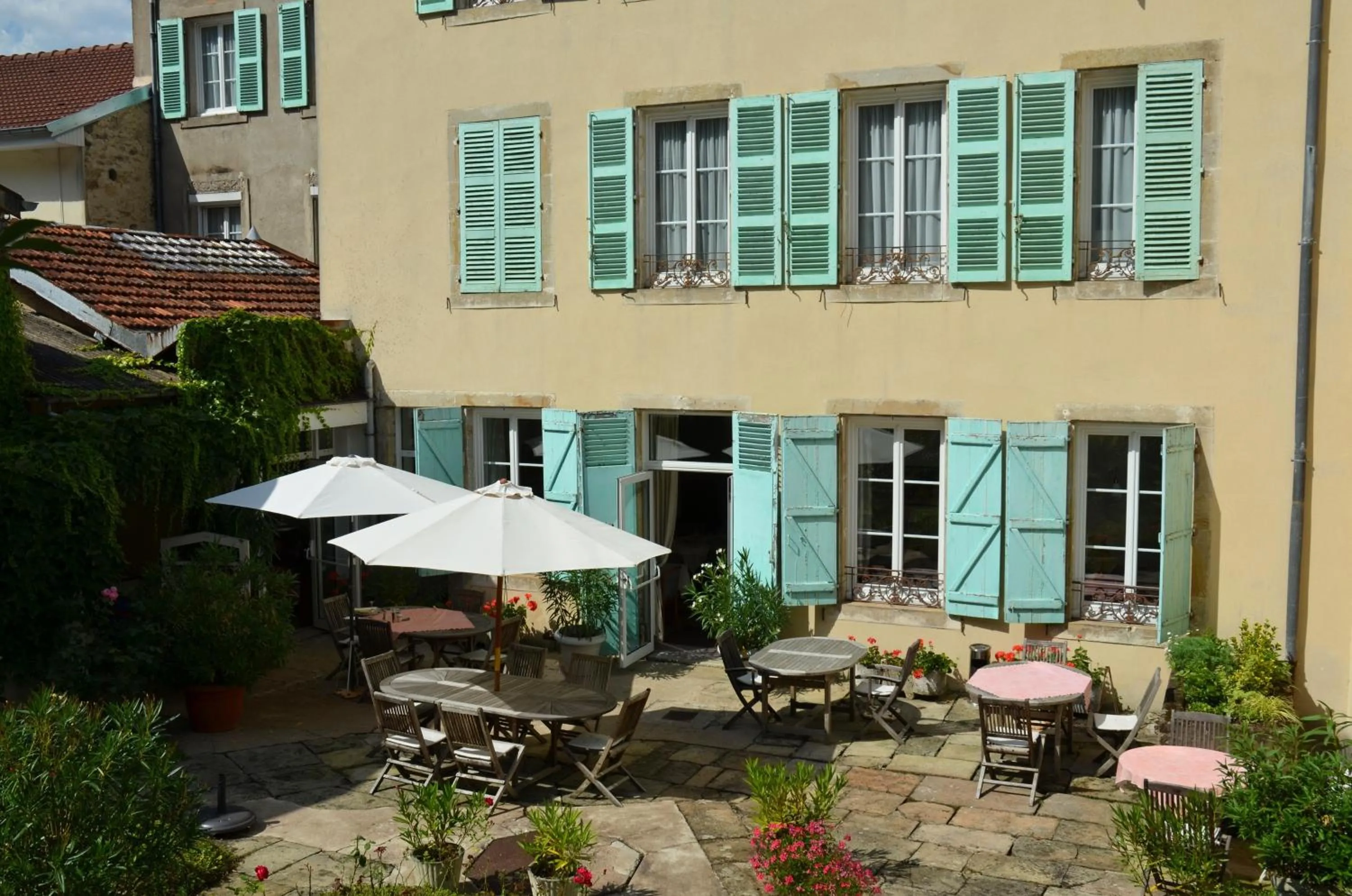 Balcony/Terrace in Hôtel et Studios d'Orfeuil