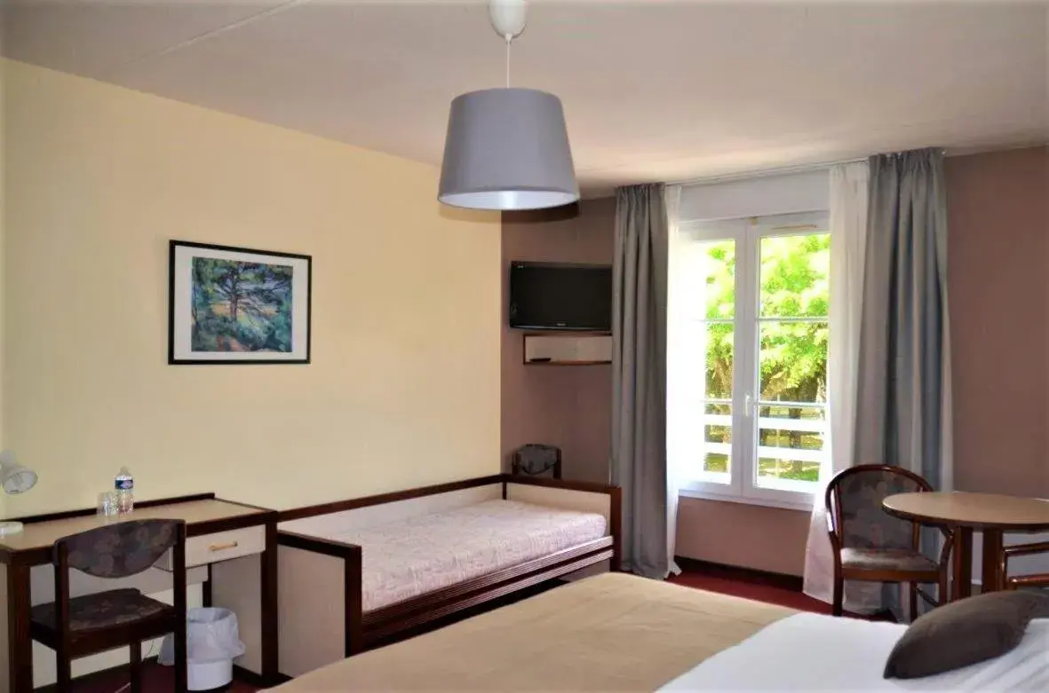 Double or Twin Room with Garden View - single occupancy in Hôtel et Studios d'Orfeuil Double or Twin Room with Garden View - single occupancy in Hôtel et Studios d'Orfeuil