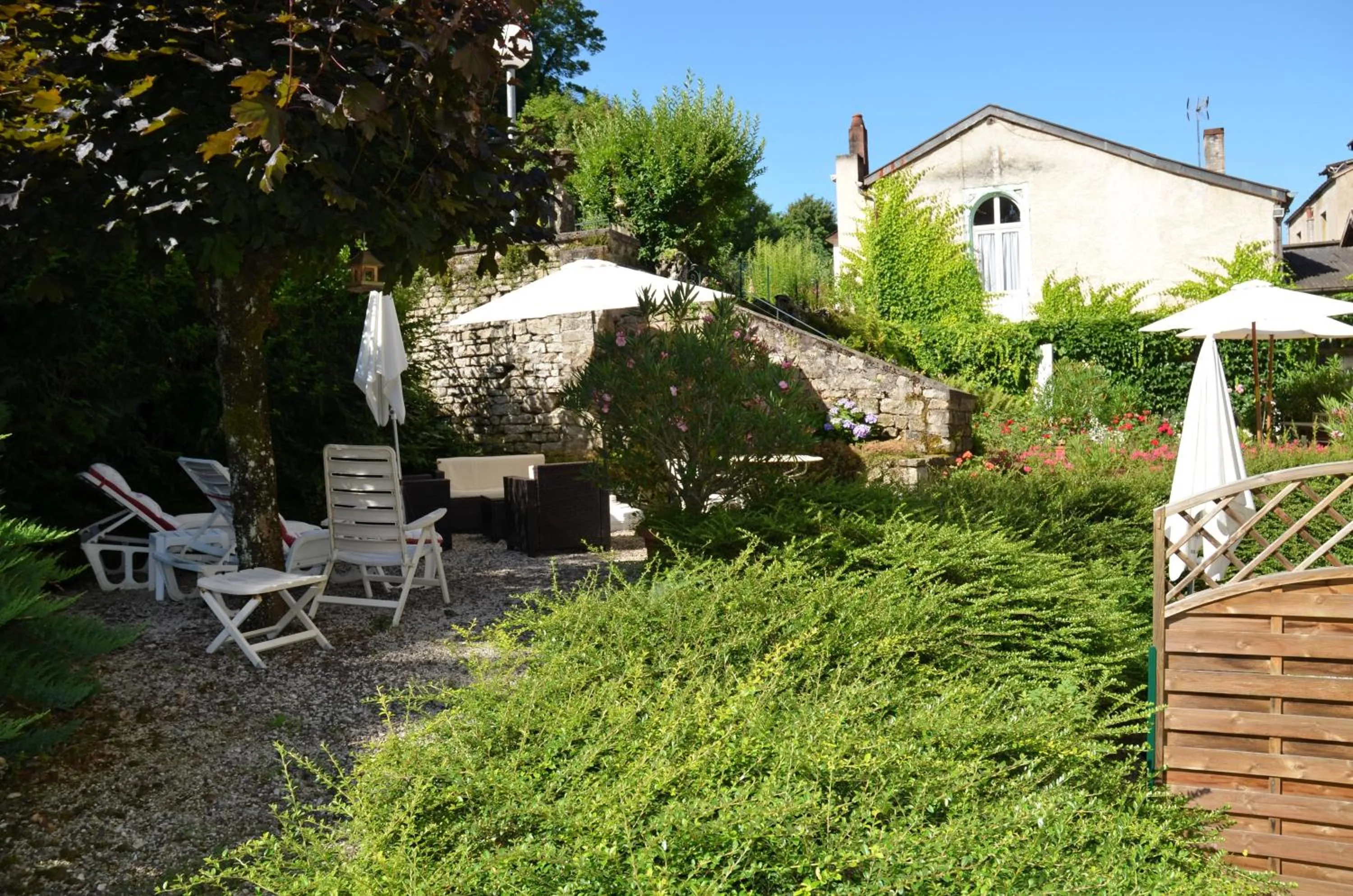 Balcony/Terrace in Hôtel et Studios d'Orfeuil