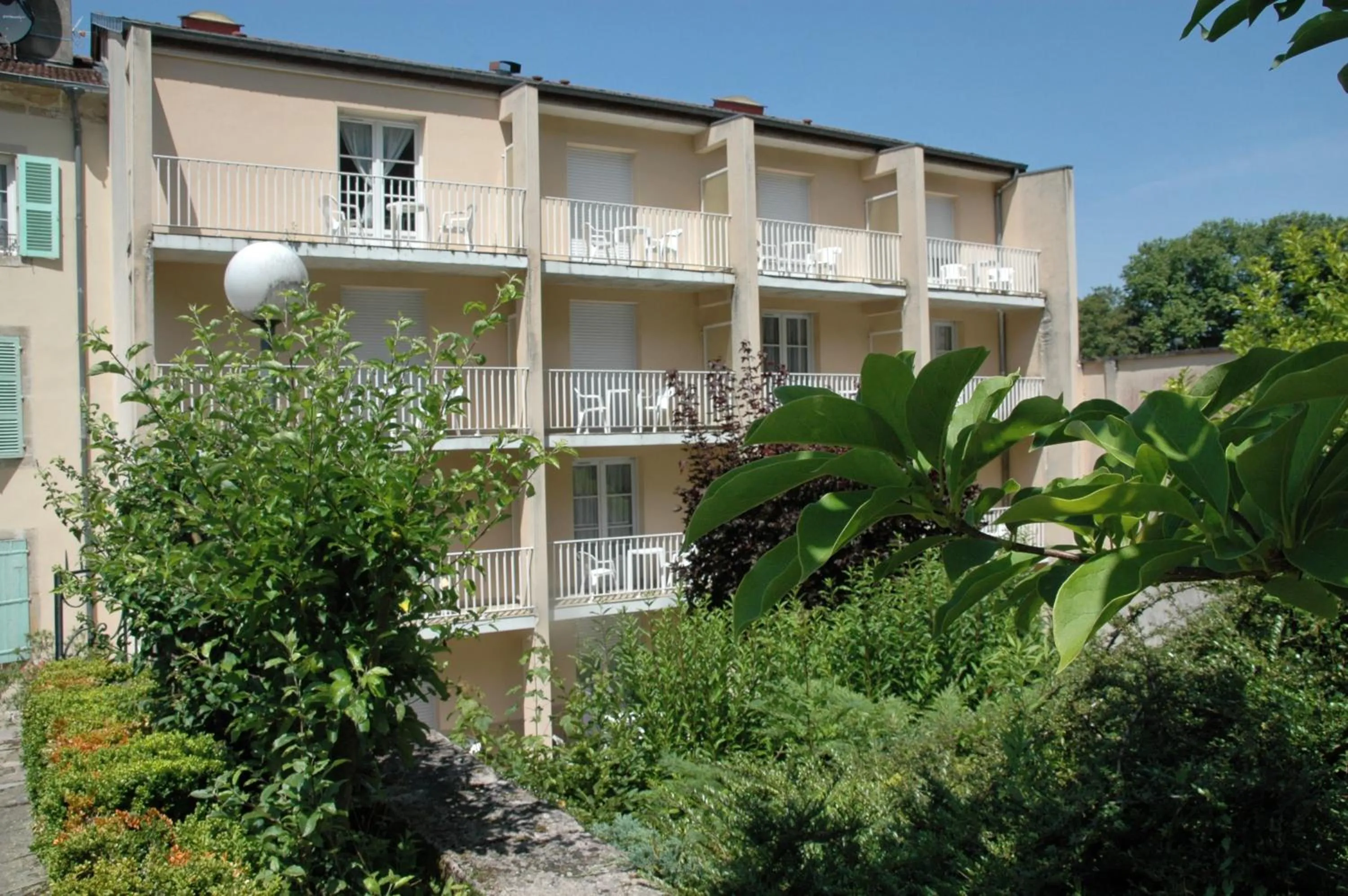 Property building in Hôtel et Studios d'Orfeuil