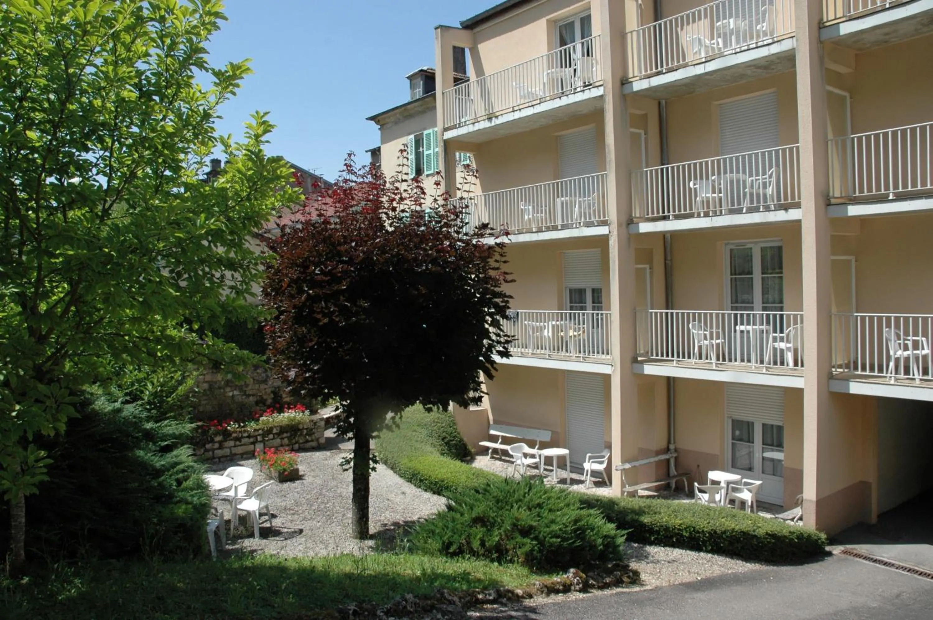 Balcony/Terrace in Hôtel et Studios d'Orfeuil