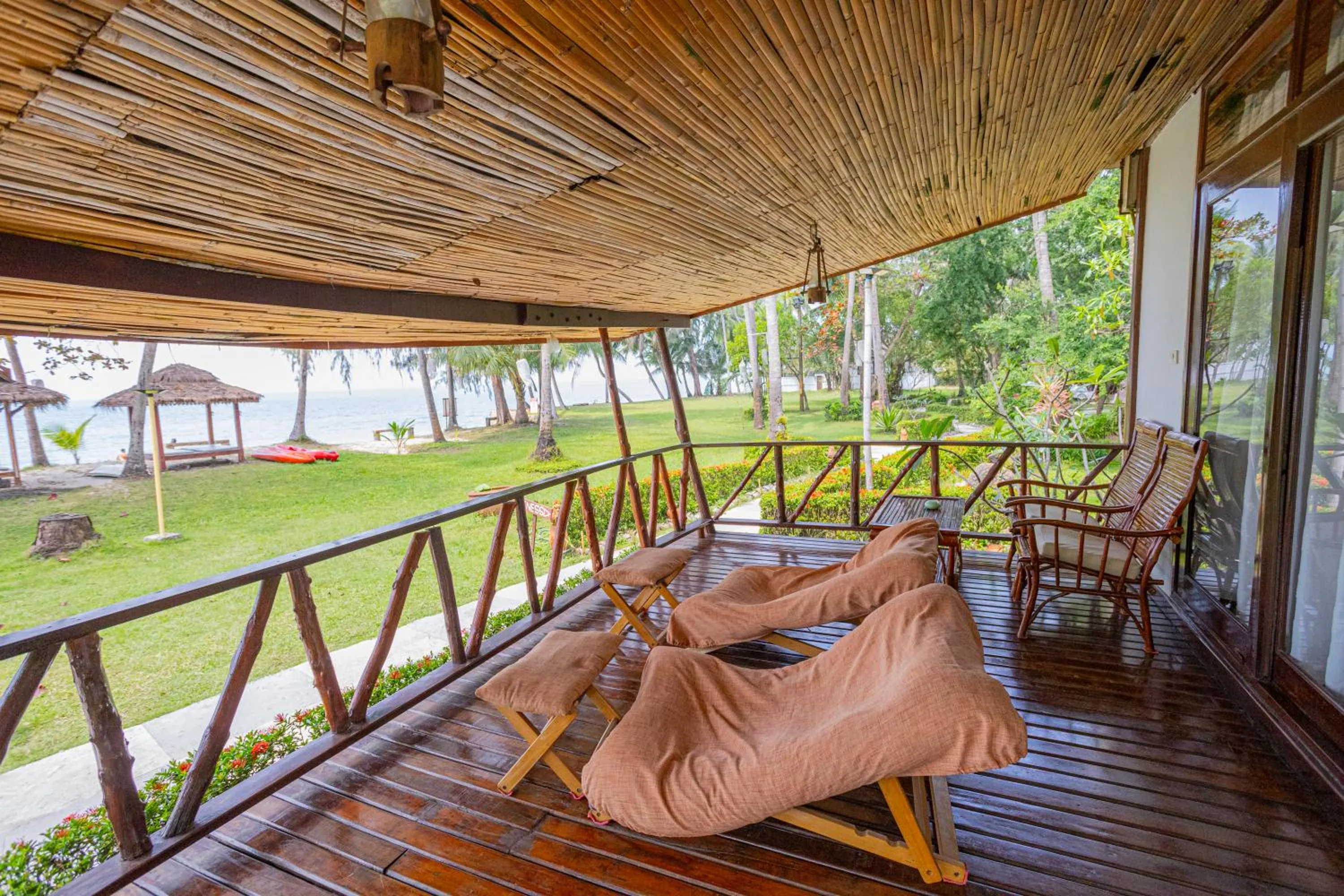 Lipa Lodge Beach Resort