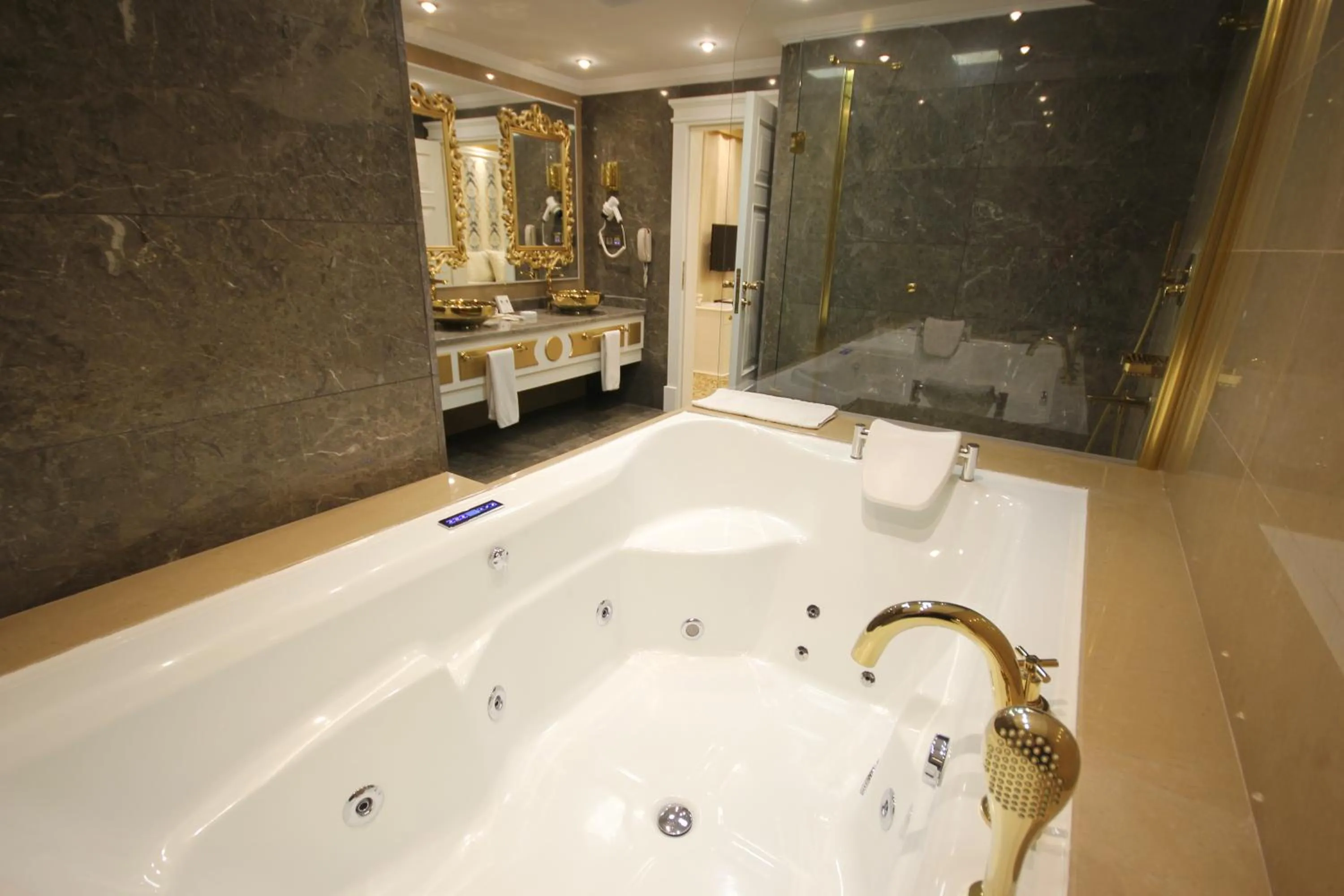 Bathroom in Grand Altuntas Hotel