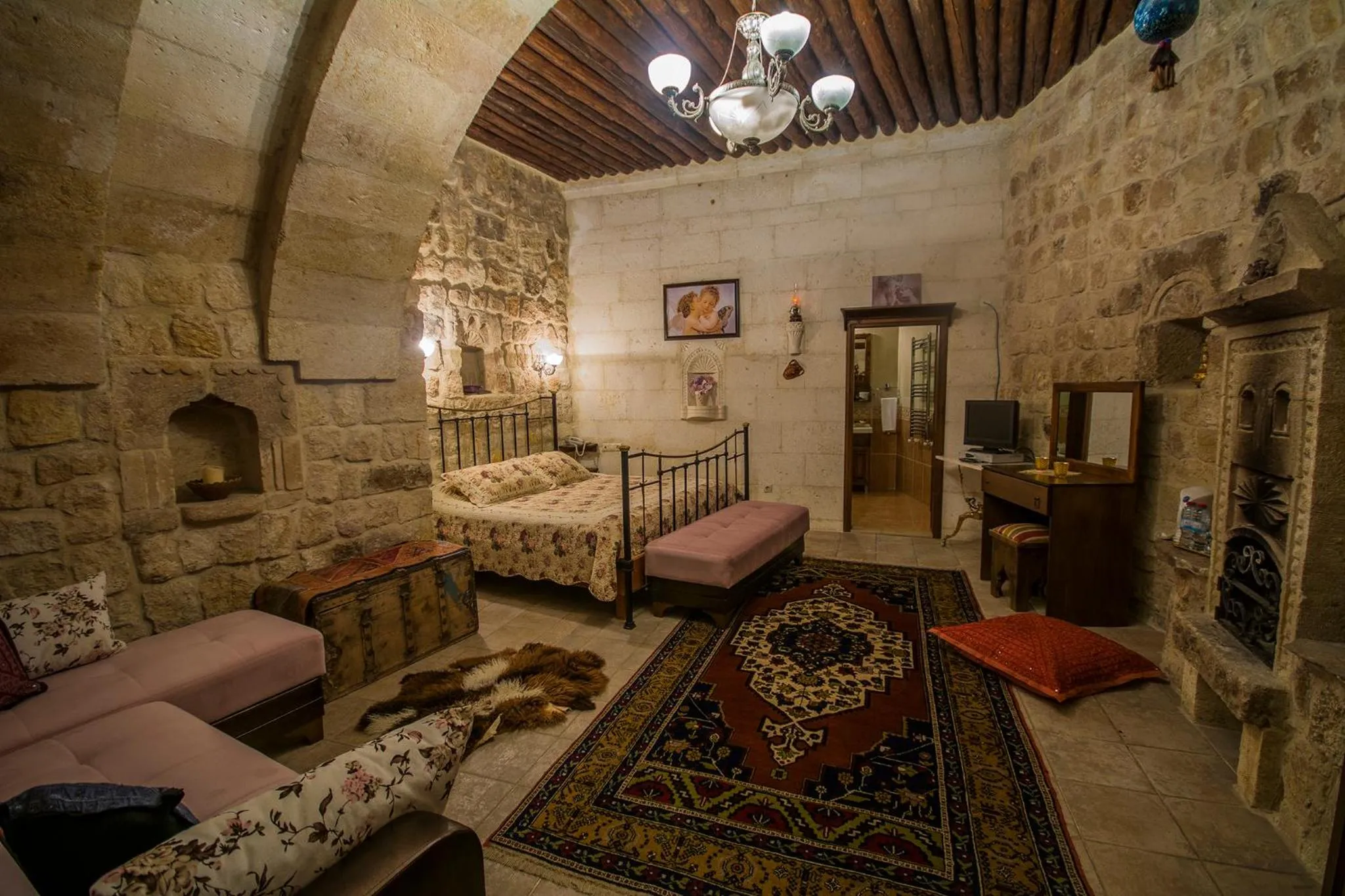 Photo of the whole room, Bed in Assiana Cave Hotel