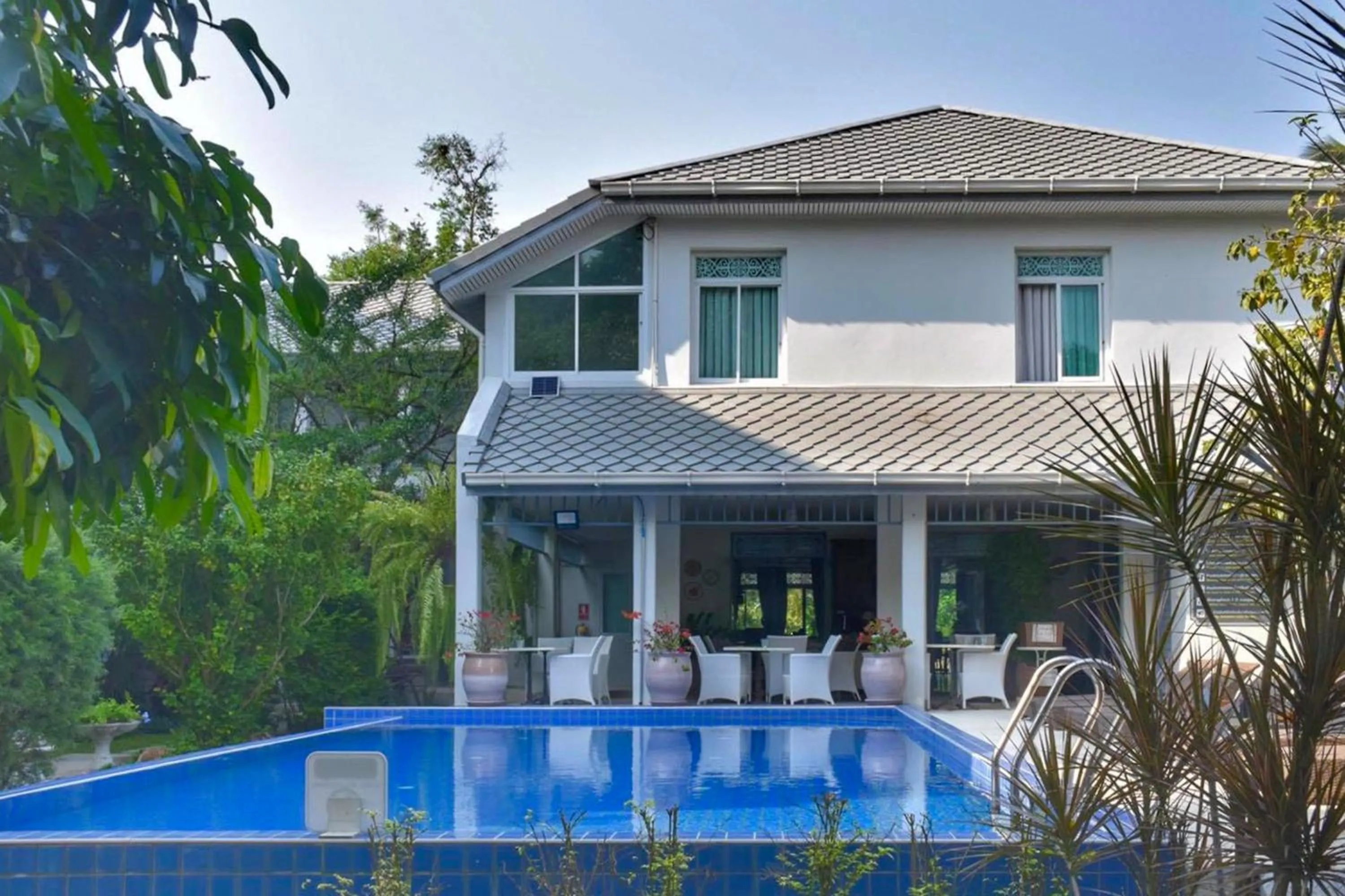 Swimming pool in Villa Amphawa