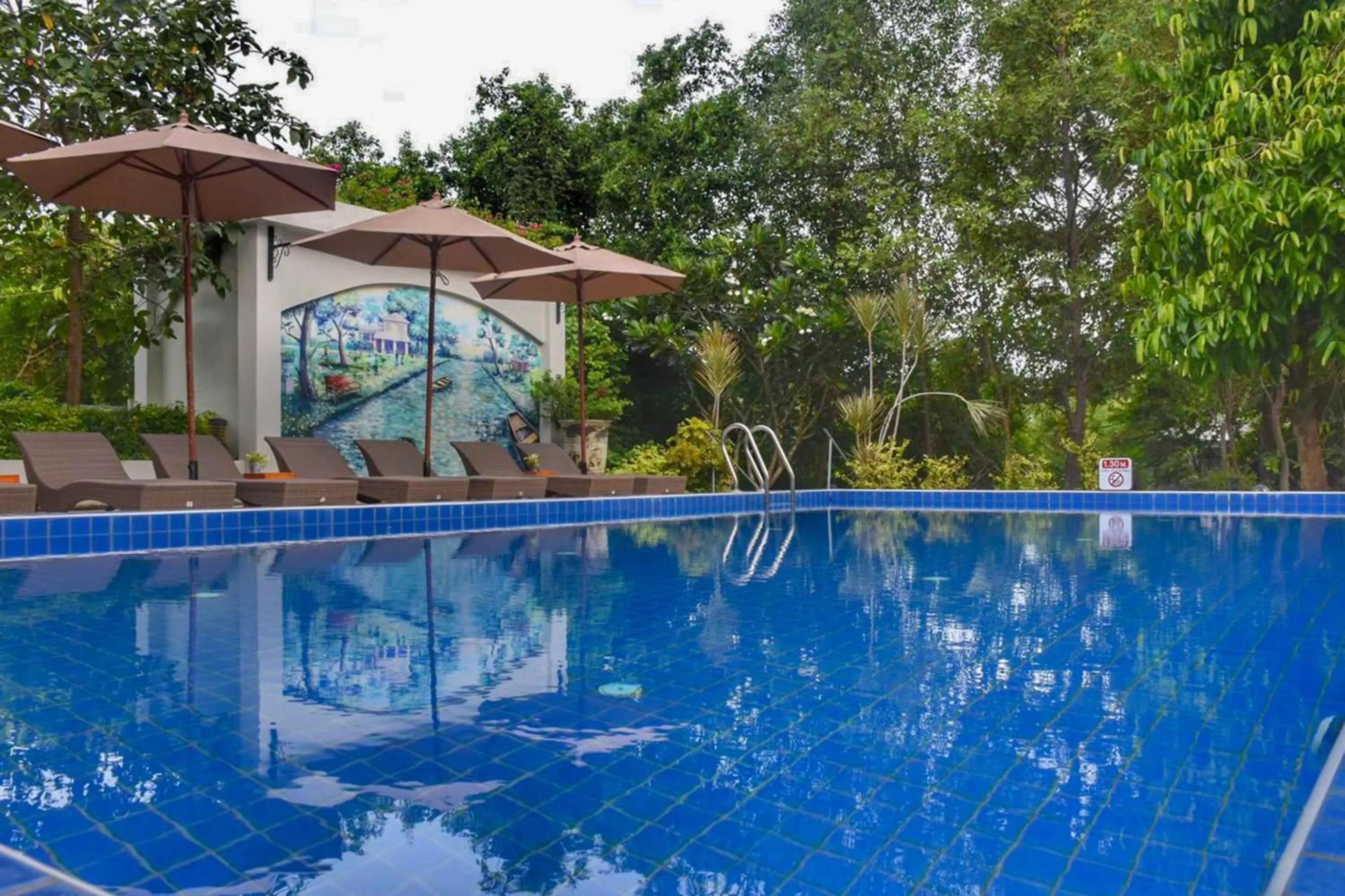 Swimming pool in Villa Amphawa