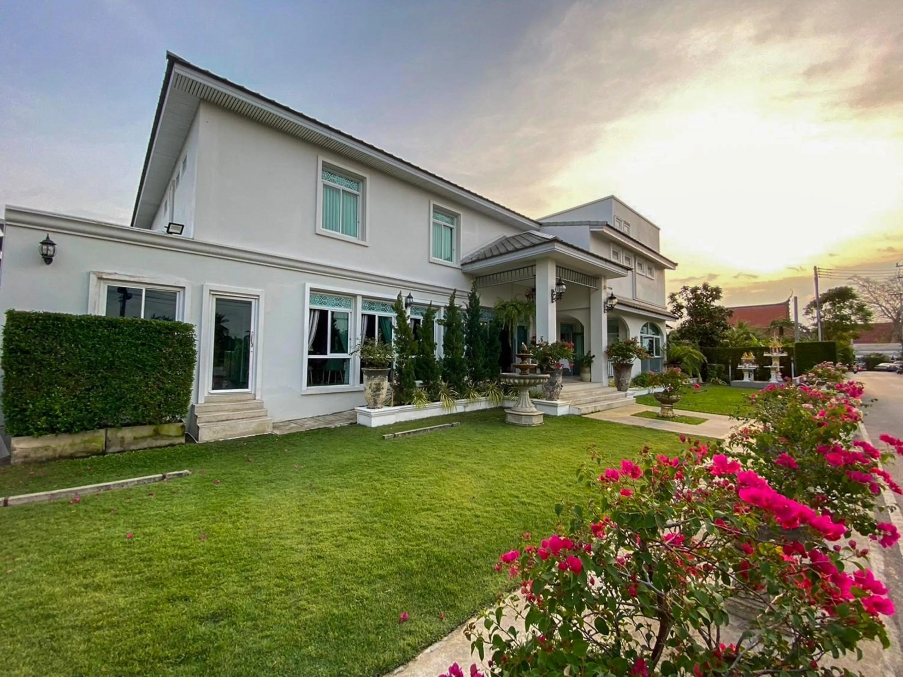 Property building in Villa Amphawa