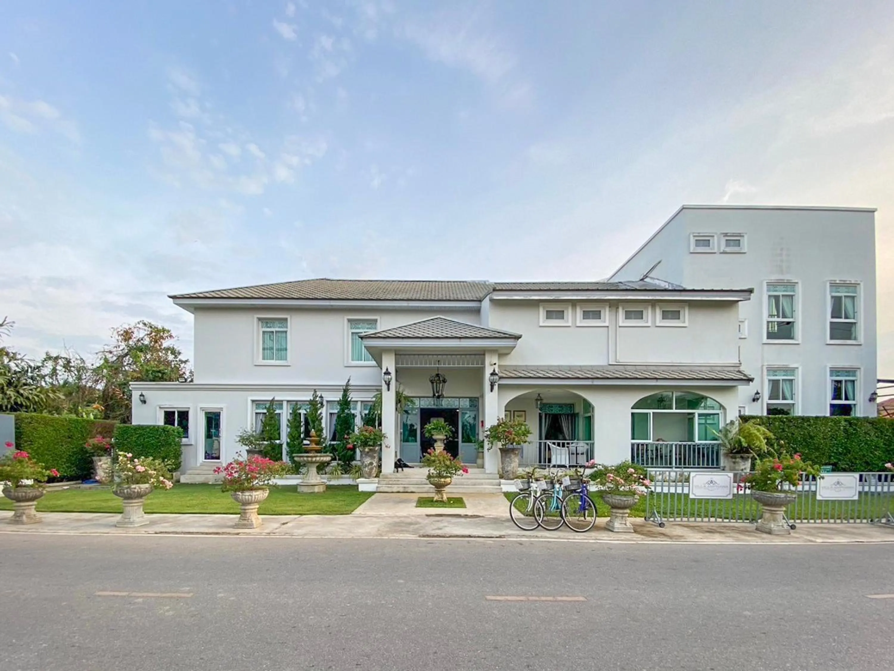 Property building in Villa Amphawa