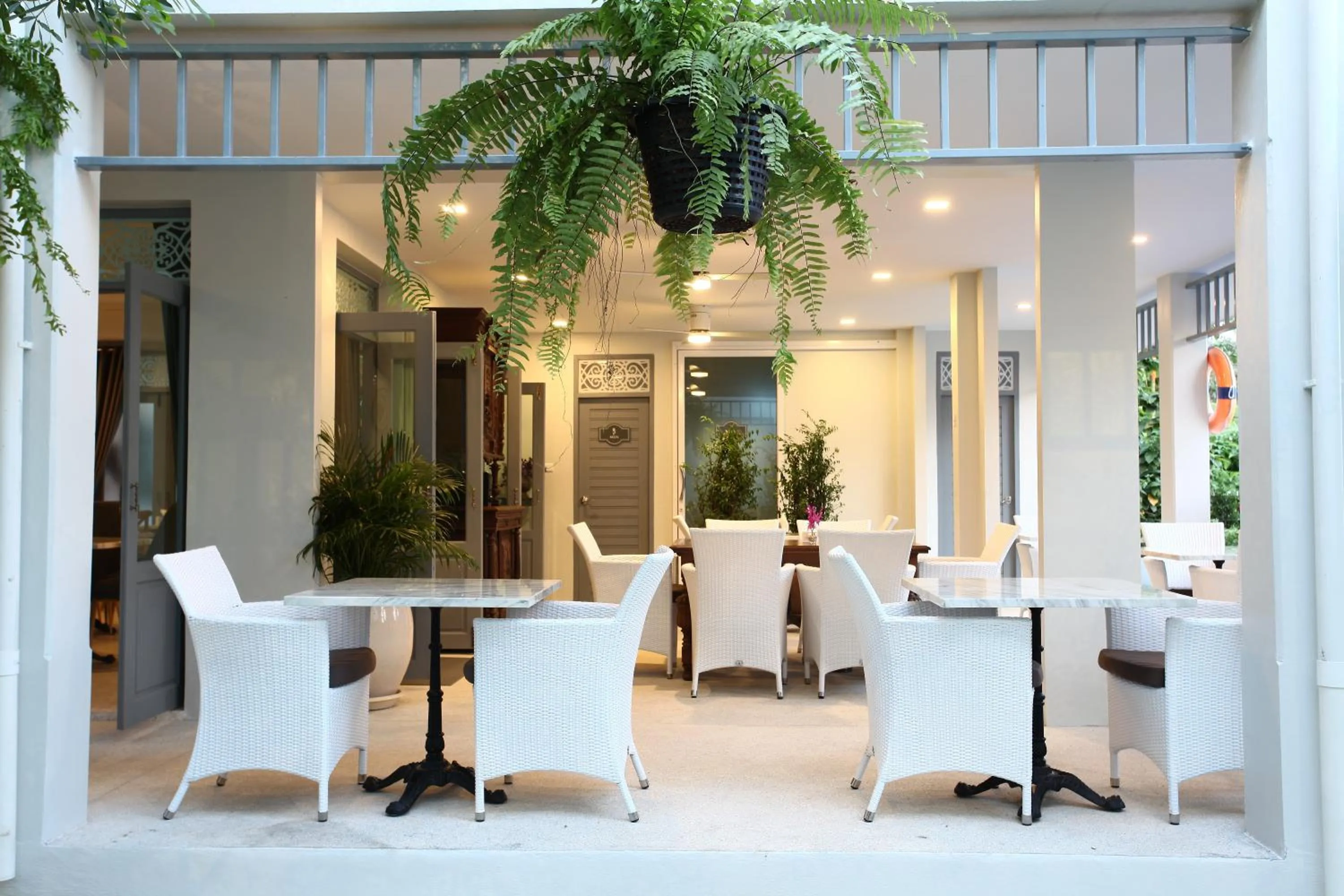 Restaurant/places to eat in Villa Amphawa