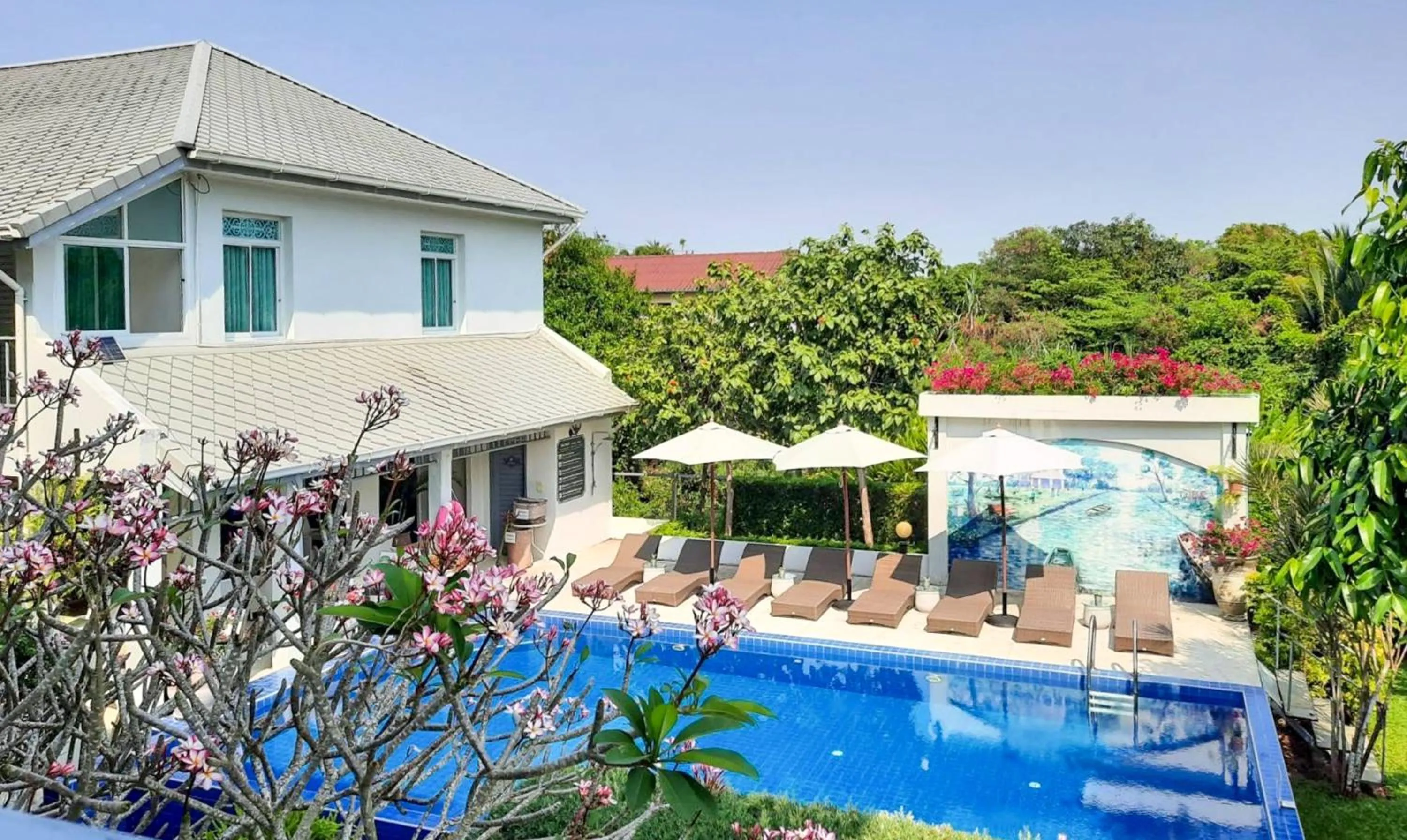 Swimming pool in Villa Amphawa