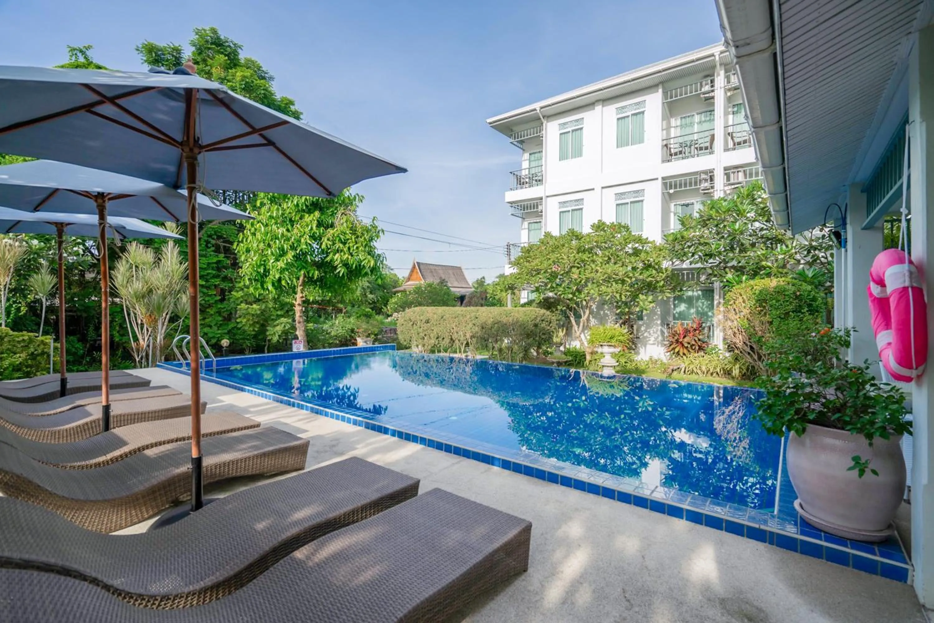 Swimming pool in Villa Amphawa