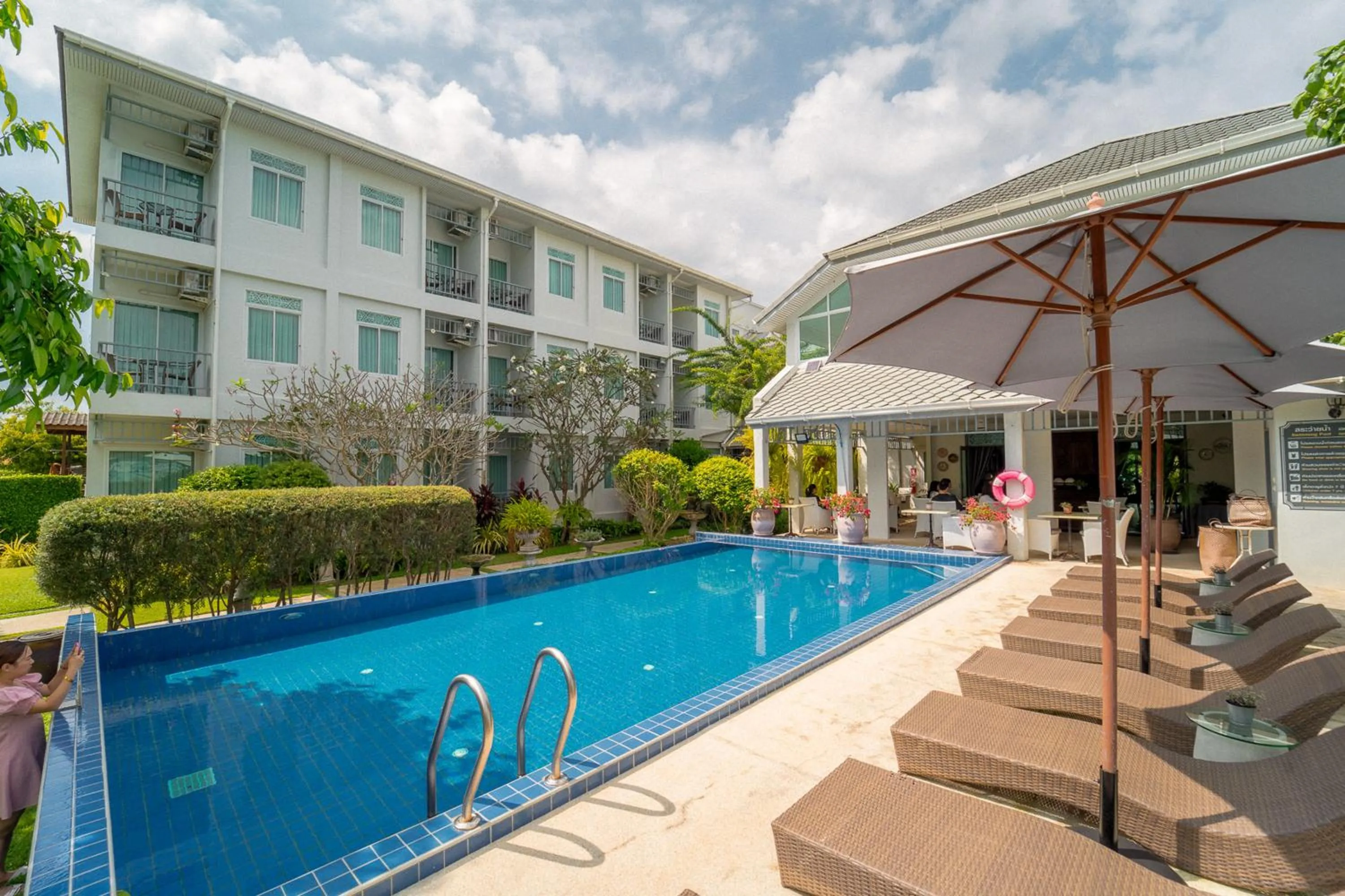 Swimming pool in Villa Amphawa